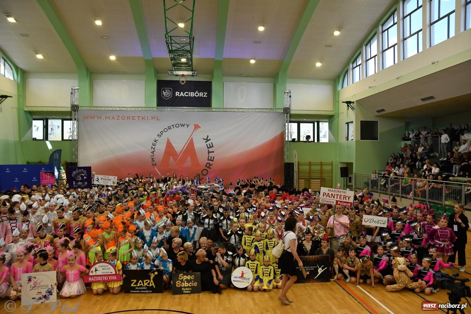 Zdjęcie w galerii na portalu naszraciborz.pl: Mażoretki zawładnęły areną przy Łąkowej. Drugi dzień mistrzostw [FOTO] wiadomości z regionu
