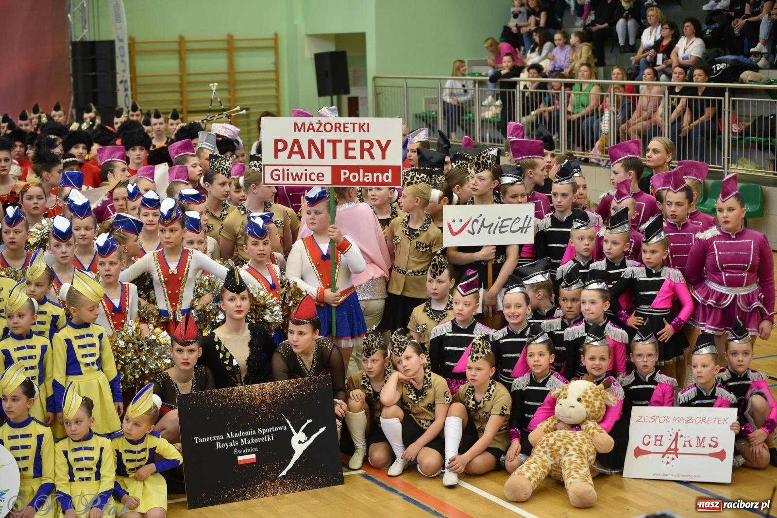 Zdjęcie w galerii na portalu naszraciborz.pl: Mażoretki zawładnęły areną przy Łąkowej. Drugi dzień mistrzostw [FOTO] wiadomości z regionu