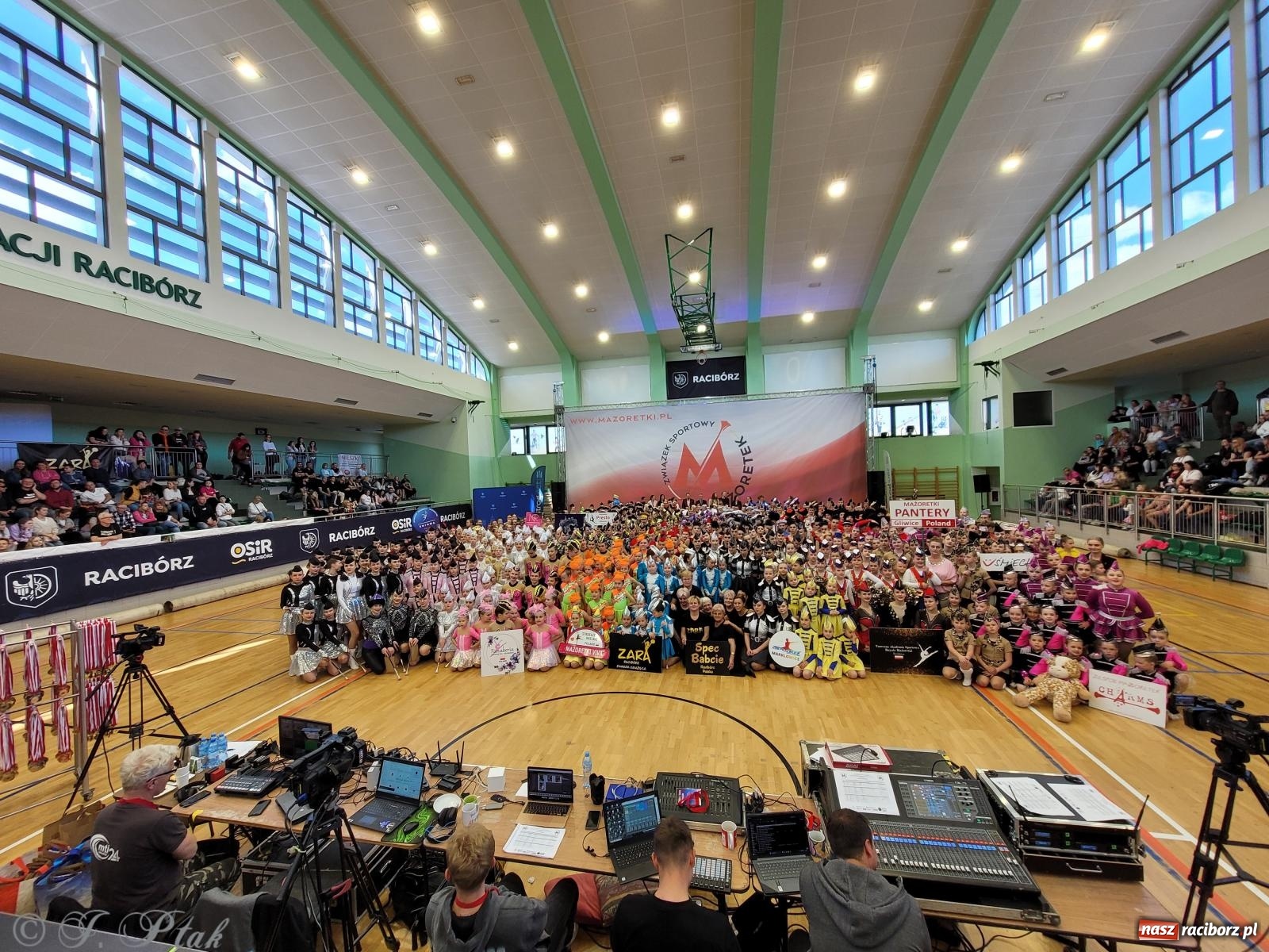 Zdjęcie w galerii na portalu naszraciborz.pl: Mażoretki zawładnęły areną przy Łąkowej. Drugi dzień mistrzostw [FOTO] wiadomości z regionu