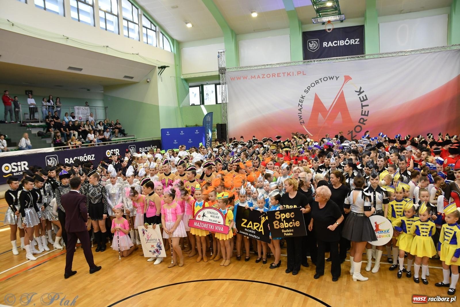 Zdjęcie w galerii na portalu naszraciborz.pl: Mażoretki zawładnęły areną przy Łąkowej. Drugi dzień mistrzostw [FOTO] wiadomości z regionu