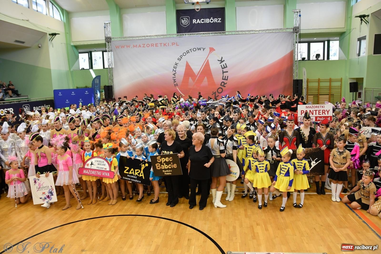 Zdjęcie w galerii na portalu naszraciborz.pl: Mażoretki zawładnęły areną przy Łąkowej. Drugi dzień mistrzostw [FOTO] wiadomości z regionu