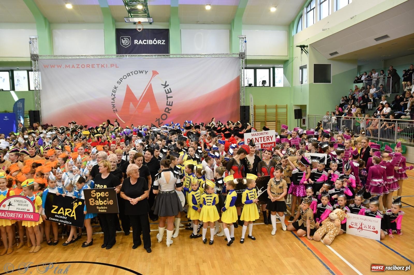 Zdjęcie w galerii na portalu naszraciborz.pl: Mażoretki zawładnęły areną przy Łąkowej. Drugi dzień mistrzostw [FOTO] wiadomości z regionu