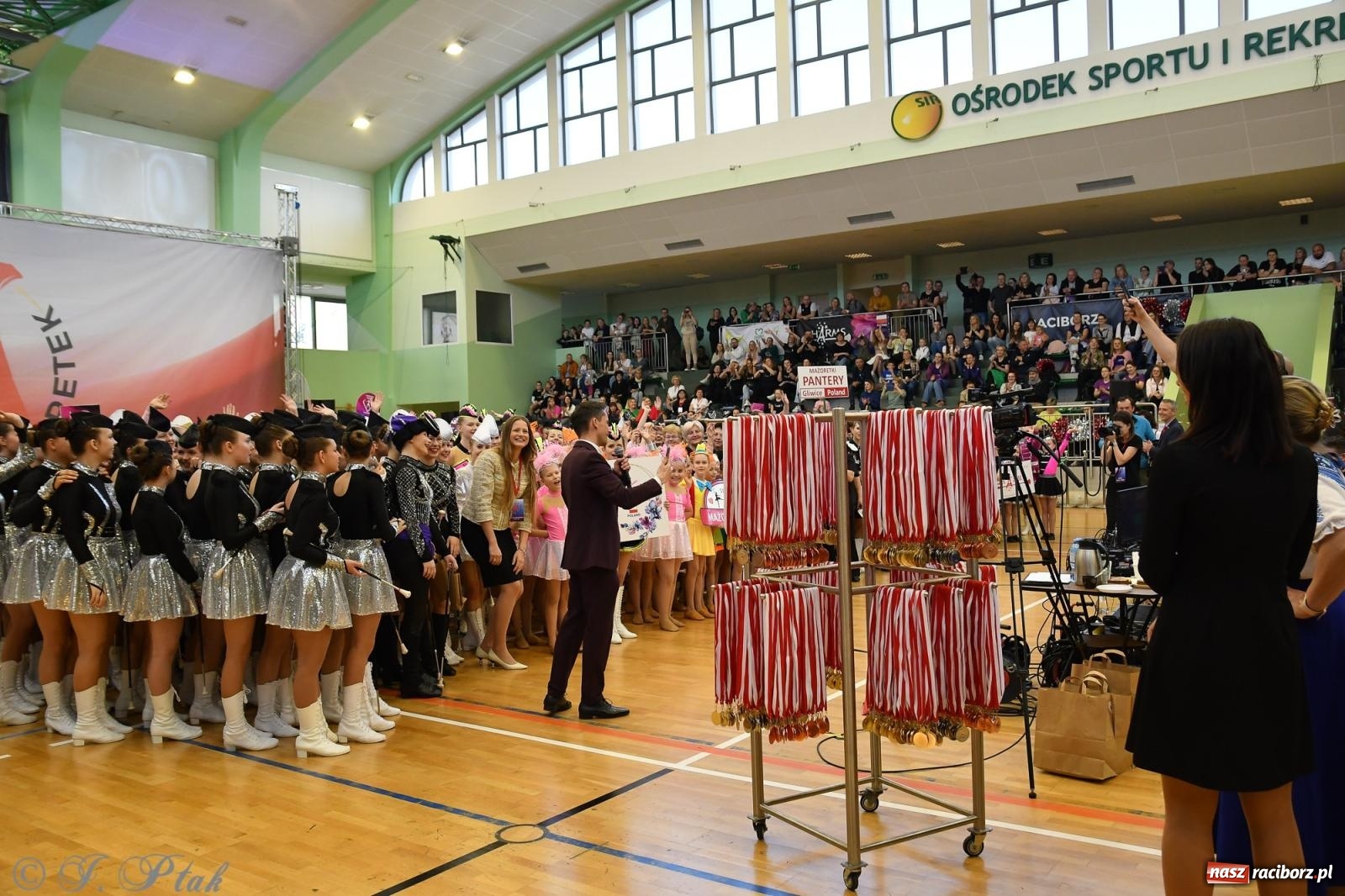Zdjęcie w galerii na portalu naszraciborz.pl: Mażoretki zawładnęły areną przy Łąkowej. Drugi dzień mistrzostw [FOTO] wiadomości z regionu