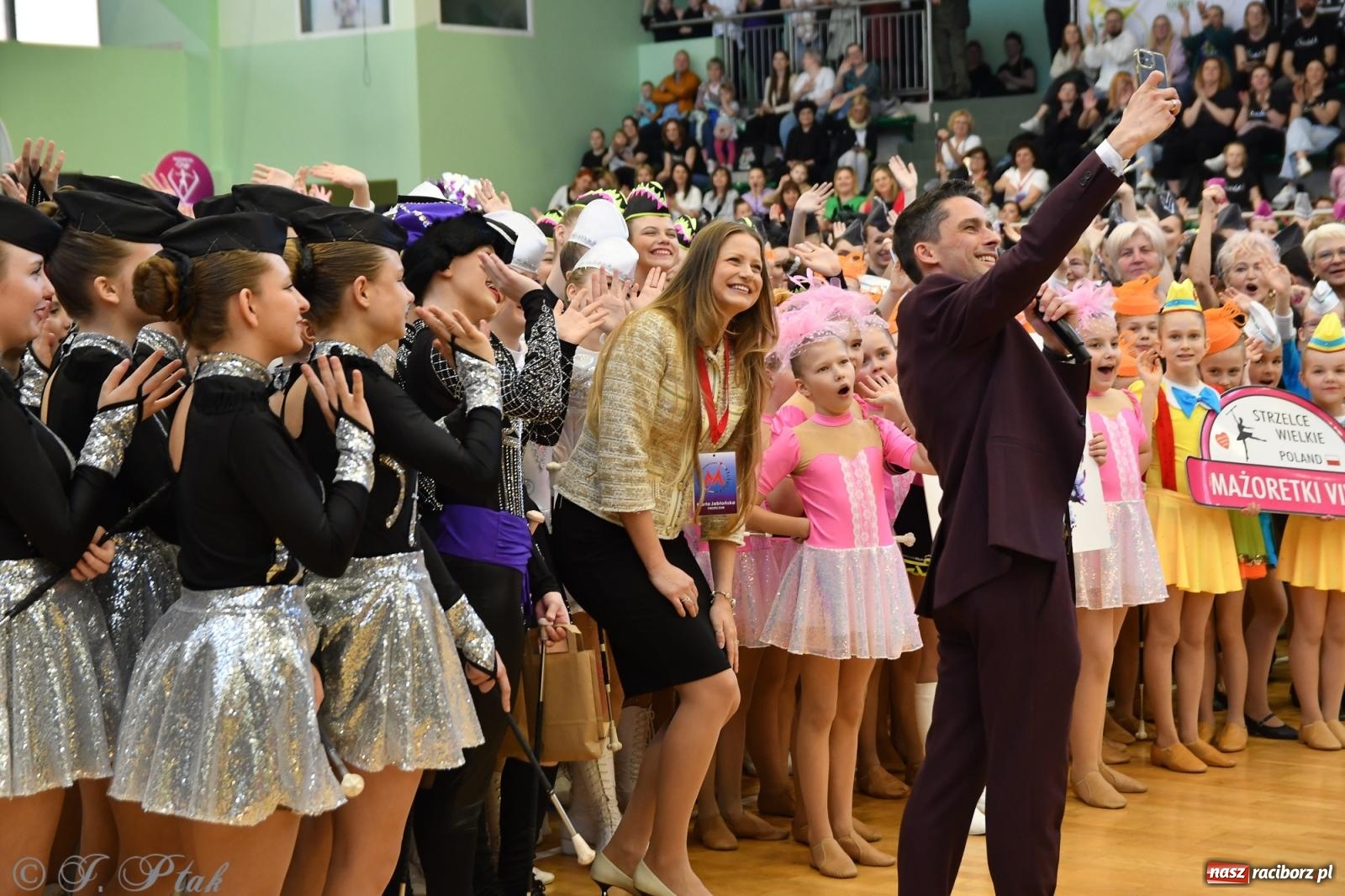 Zdjęcie w galerii na portalu naszraciborz.pl: Mażoretki zawładnęły areną przy Łąkowej. Drugi dzień mistrzostw [FOTO] wiadomości z regionu