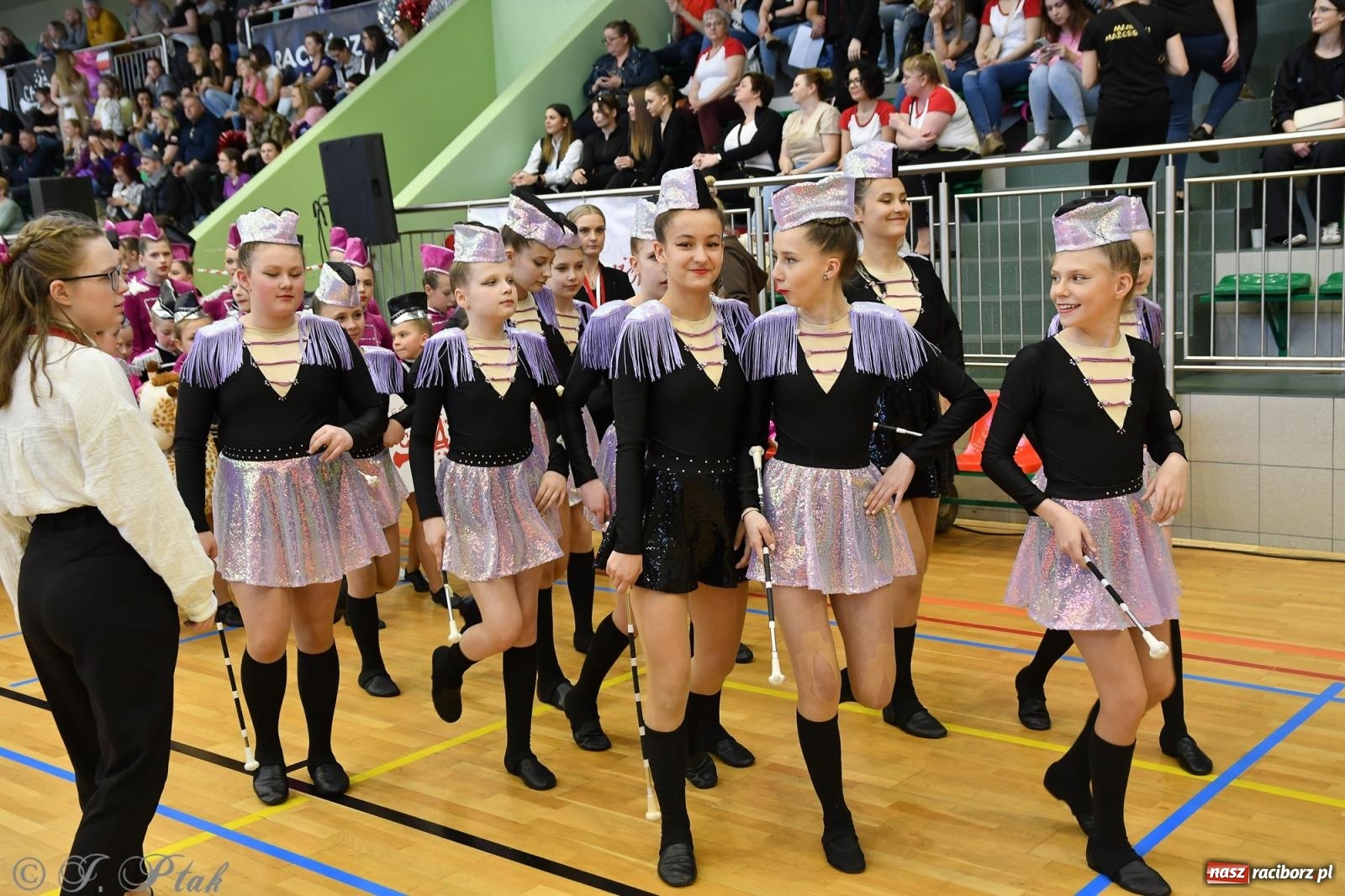 Zdjęcie w galerii na portalu naszraciborz.pl: Mażoretki zawładnęły areną przy Łąkowej. Drugi dzień mistrzostw [FOTO] wiadomości z regionu
