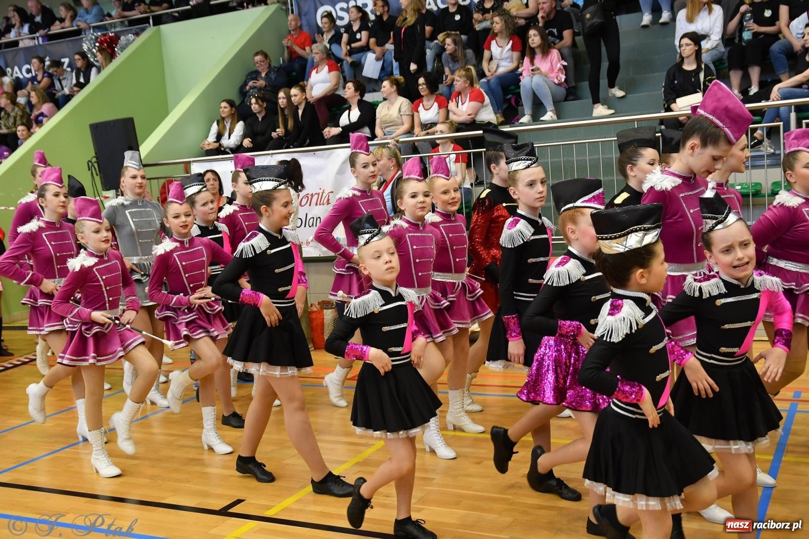 Zdjęcie w galerii na portalu naszraciborz.pl: Mażoretki zawładnęły areną przy Łąkowej. Drugi dzień mistrzostw [FOTO] wiadomości z regionu