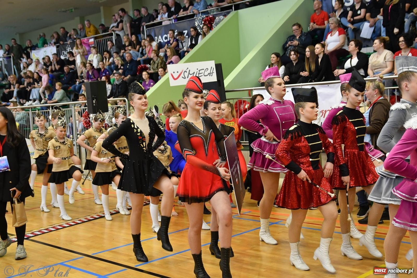 Zdjęcie w galerii na portalu naszraciborz.pl: Mażoretki zawładnęły areną przy Łąkowej. Drugi dzień mistrzostw [FOTO] wiadomości z regionu