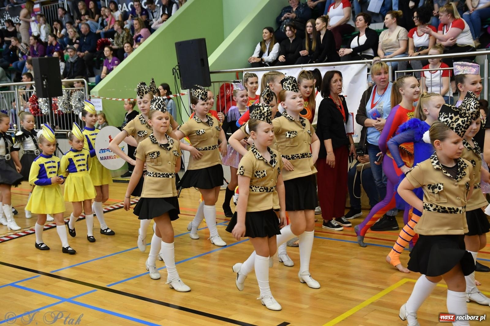 Zdjęcie w galerii na portalu naszraciborz.pl: Mażoretki zawładnęły areną przy Łąkowej. Drugi dzień mistrzostw [FOTO] wiadomości z regionu