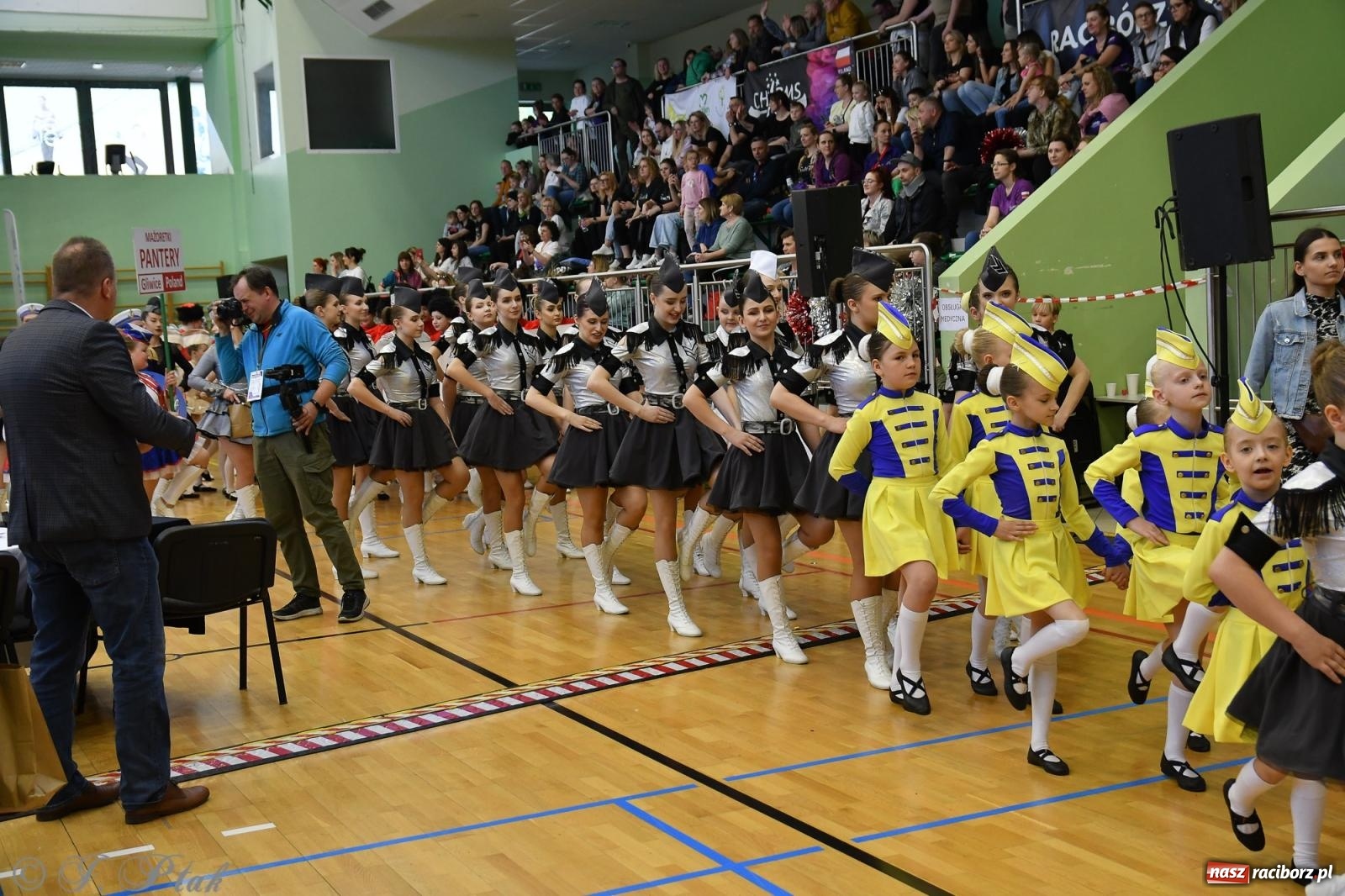 Zdjęcie w galerii na portalu naszraciborz.pl: Mażoretki zawładnęły areną przy Łąkowej. Drugi dzień mistrzostw [FOTO] wiadomości z regionu