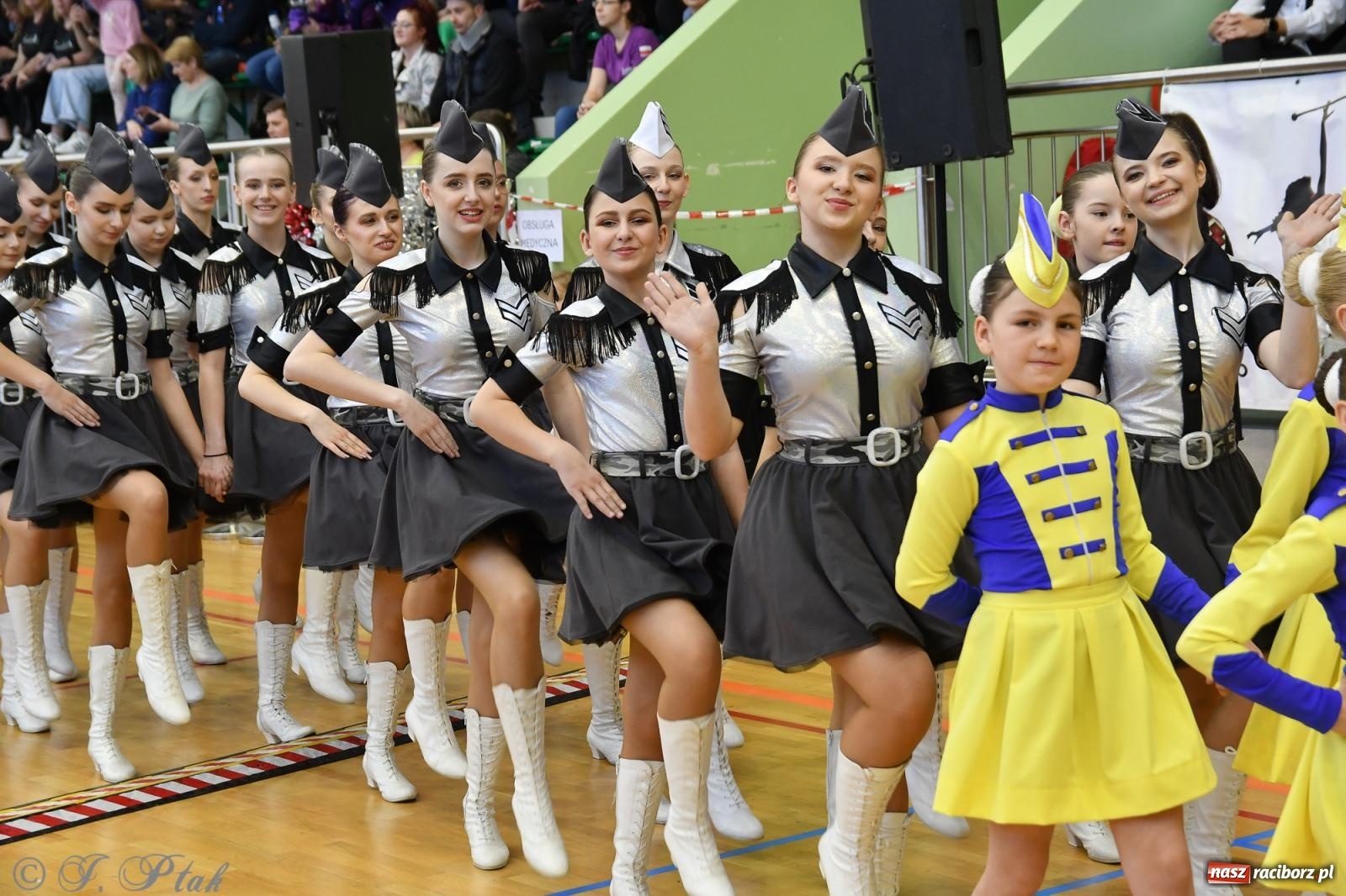 Zdjęcie w galerii na portalu naszraciborz.pl: Mażoretki zawładnęły areną przy Łąkowej. Drugi dzień mistrzostw [FOTO] wiadomości z regionu