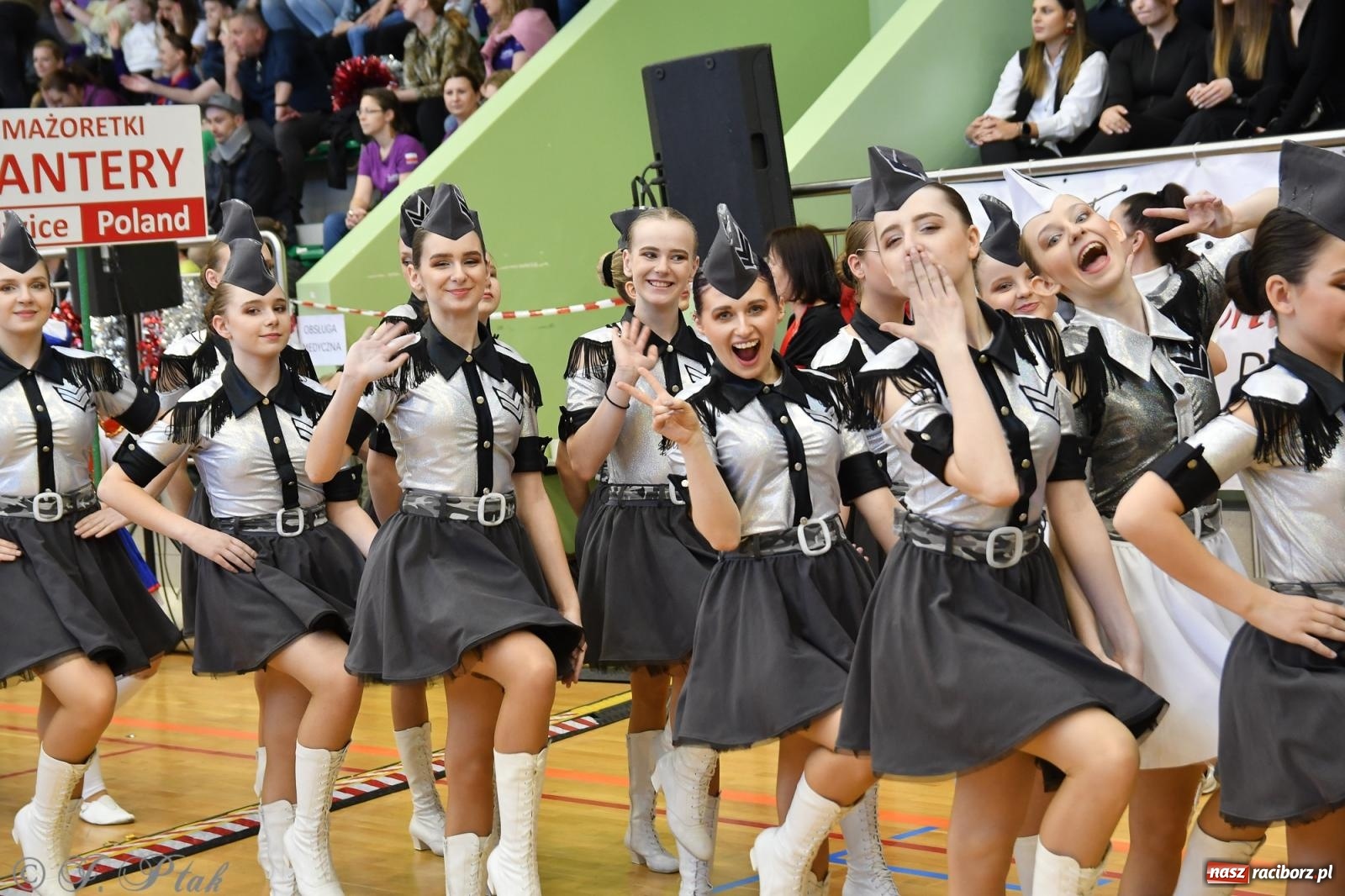 Zdjęcie w galerii na portalu naszraciborz.pl: Mażoretki zawładnęły areną przy Łąkowej. Drugi dzień mistrzostw [FOTO] wiadomości z regionu