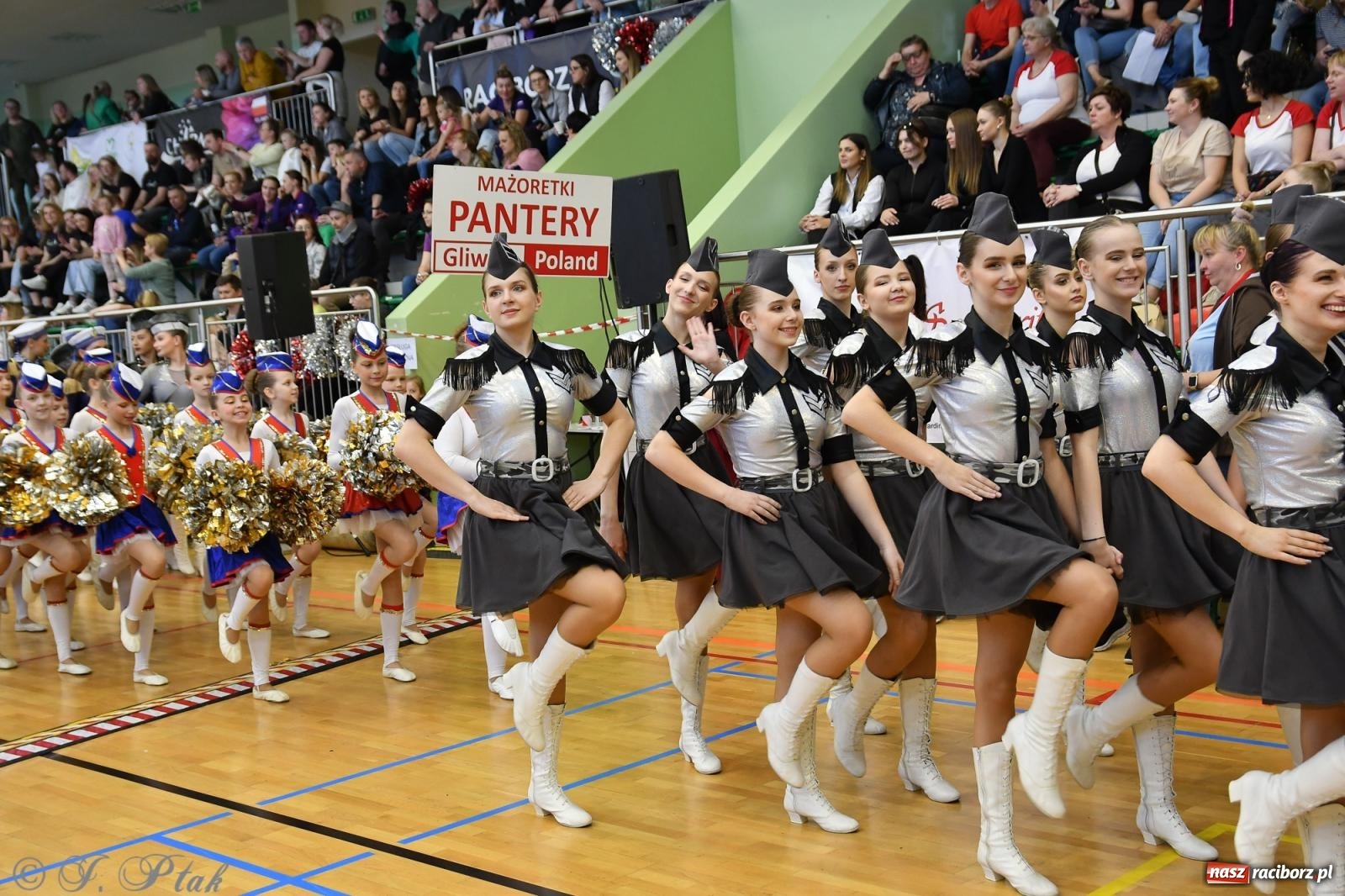 Zdjęcie w galerii na portalu naszraciborz.pl: Mażoretki zawładnęły areną przy Łąkowej. Drugi dzień mistrzostw [FOTO] wiadomości z regionu