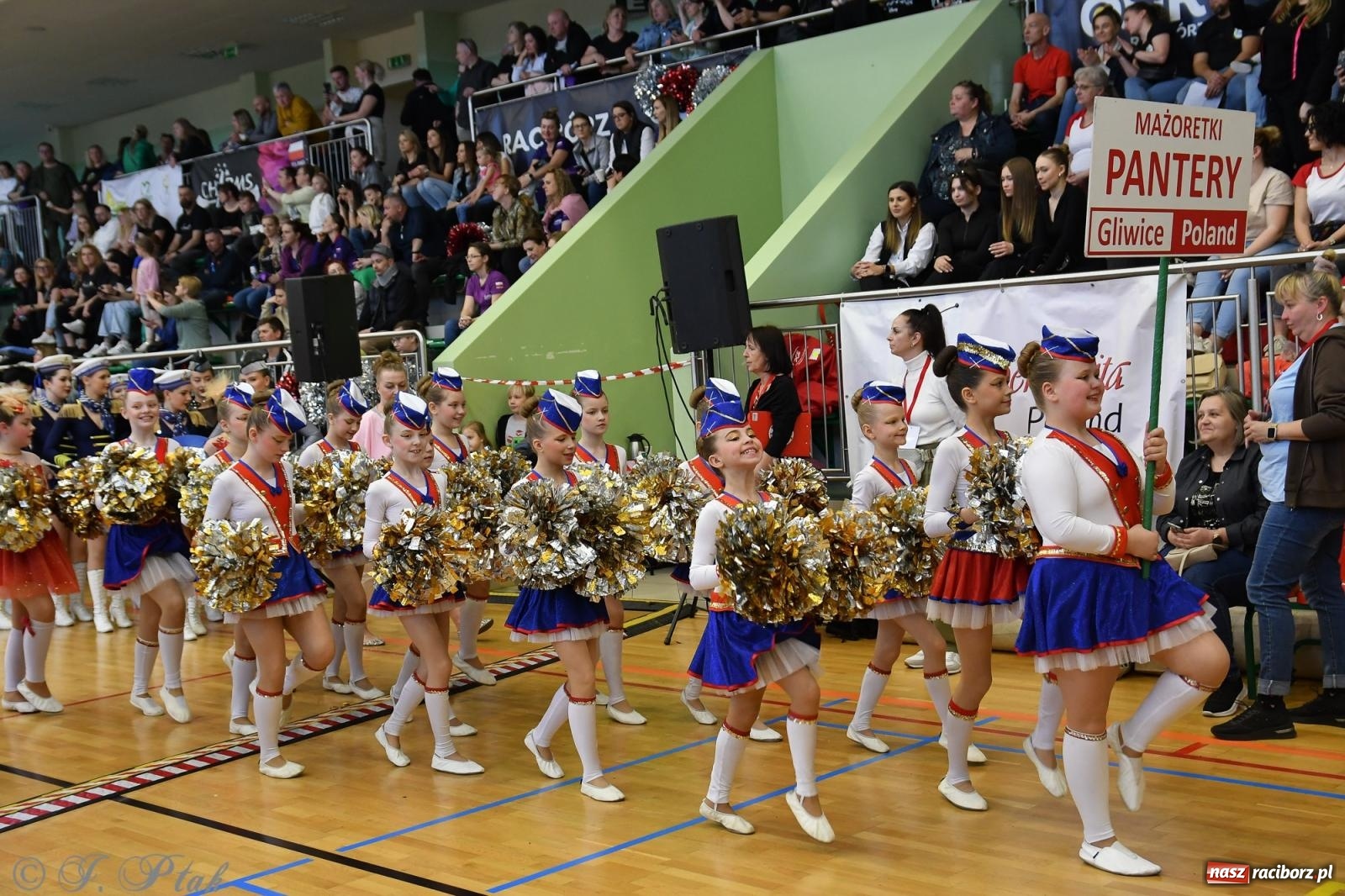 Zdjęcie w galerii na portalu naszraciborz.pl: Mażoretki zawładnęły areną przy Łąkowej. Drugi dzień mistrzostw [FOTO] wiadomości z regionu