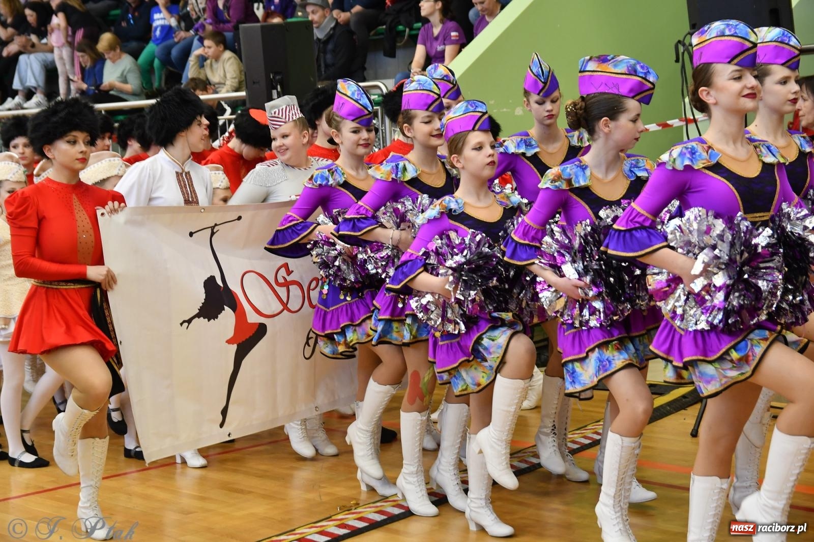Zdjęcie w galerii na portalu naszraciborz.pl: Mażoretki zawładnęły areną przy Łąkowej. Drugi dzień mistrzostw [FOTO] wiadomości z regionu