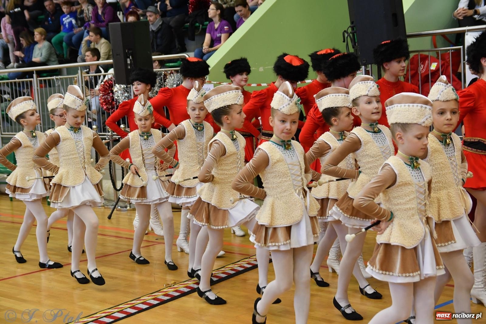 Zdjęcie w galerii na portalu naszraciborz.pl: Mażoretki zawładnęły areną przy Łąkowej. Drugi dzień mistrzostw [FOTO] wiadomości z regionu
