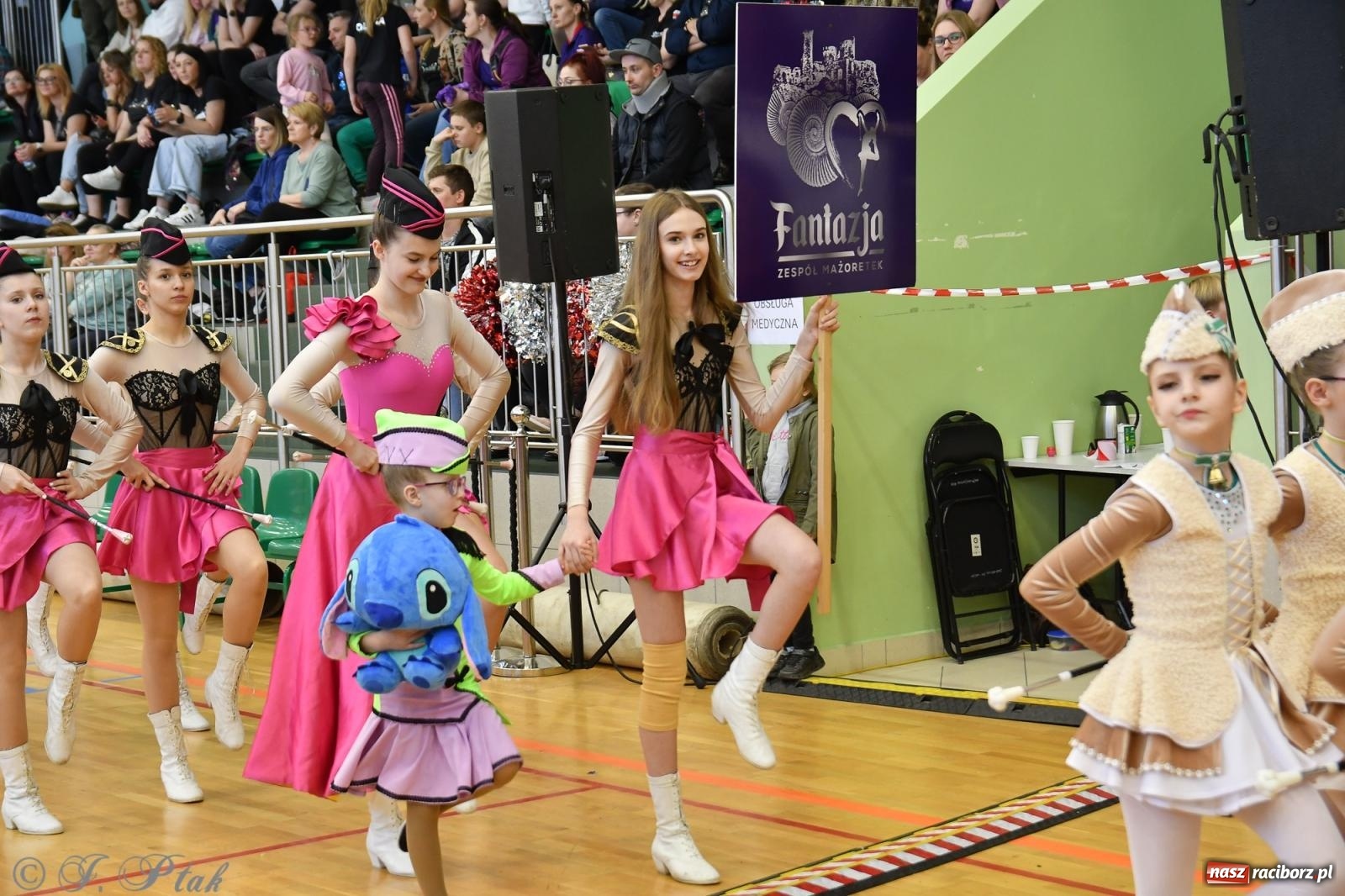 Zdjęcie w galerii na portalu naszraciborz.pl: Mażoretki zawładnęły areną przy Łąkowej. Drugi dzień mistrzostw [FOTO] wiadomości z regionu