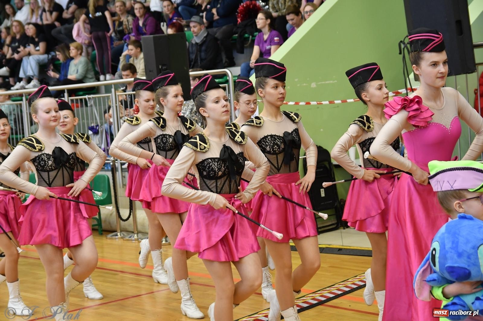 Zdjęcie w galerii na portalu naszraciborz.pl: Mażoretki zawładnęły areną przy Łąkowej. Drugi dzień mistrzostw [FOTO] wiadomości z regionu
