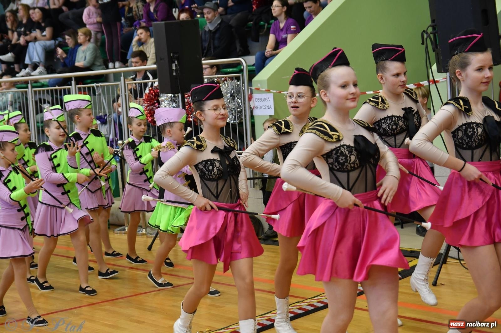 Zdjęcie w galerii na portalu naszraciborz.pl: Mażoretki zawładnęły areną przy Łąkowej. Drugi dzień mistrzostw [FOTO] wiadomości z regionu