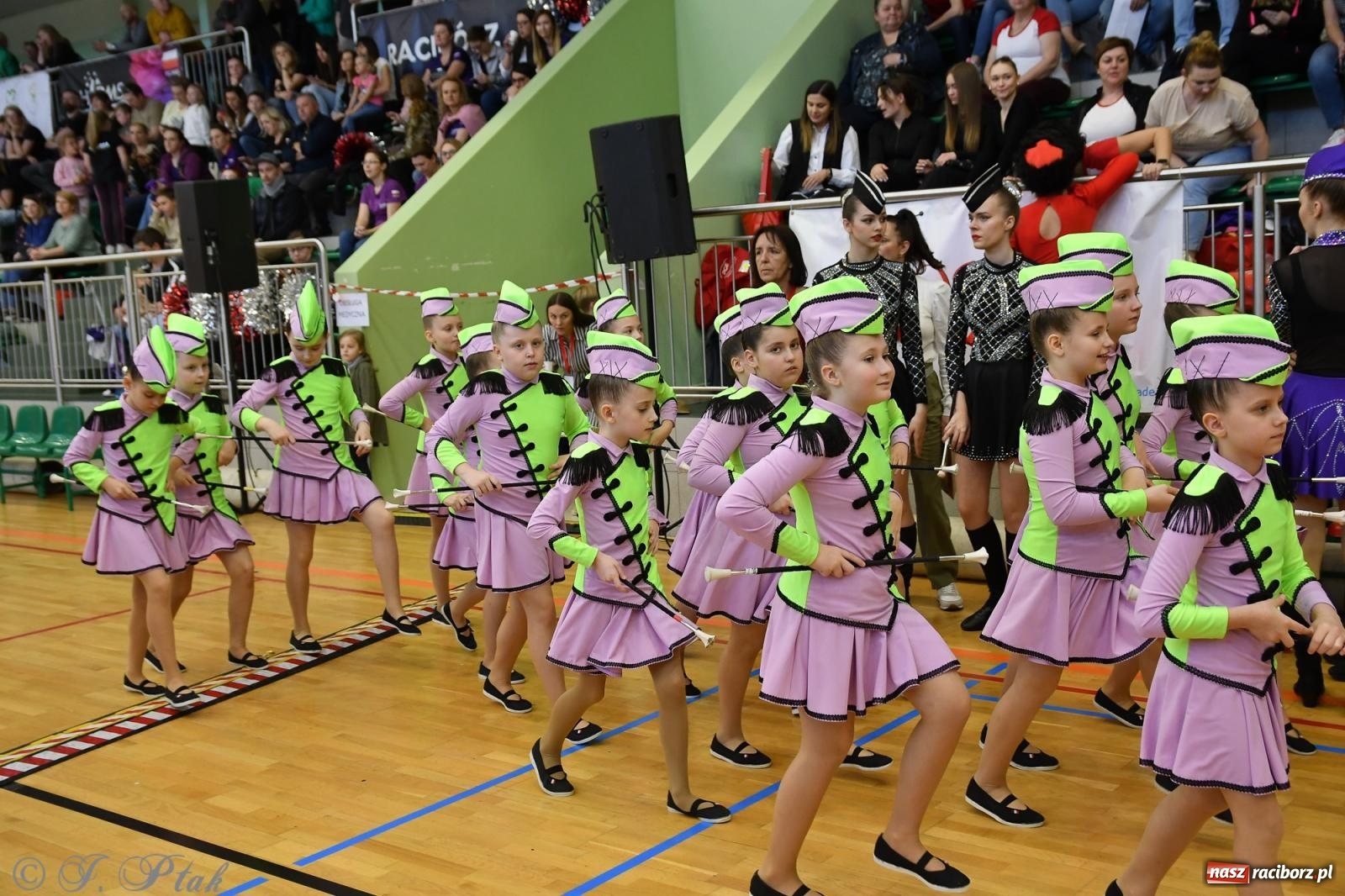 Zdjęcie w galerii na portalu naszraciborz.pl: Mażoretki zawładnęły areną przy Łąkowej. Drugi dzień mistrzostw [FOTO] wiadomości z regionu