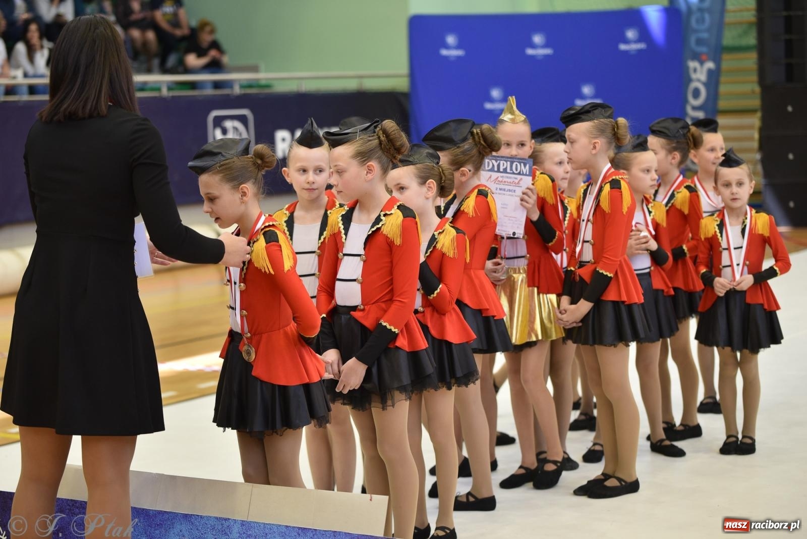 Zdjęcie w galerii na portalu naszraciborz.pl: Mażoretki zawładnęły areną przy Łąkowej. Drugi dzień mistrzostw [FOTO] wiadomości z regionu