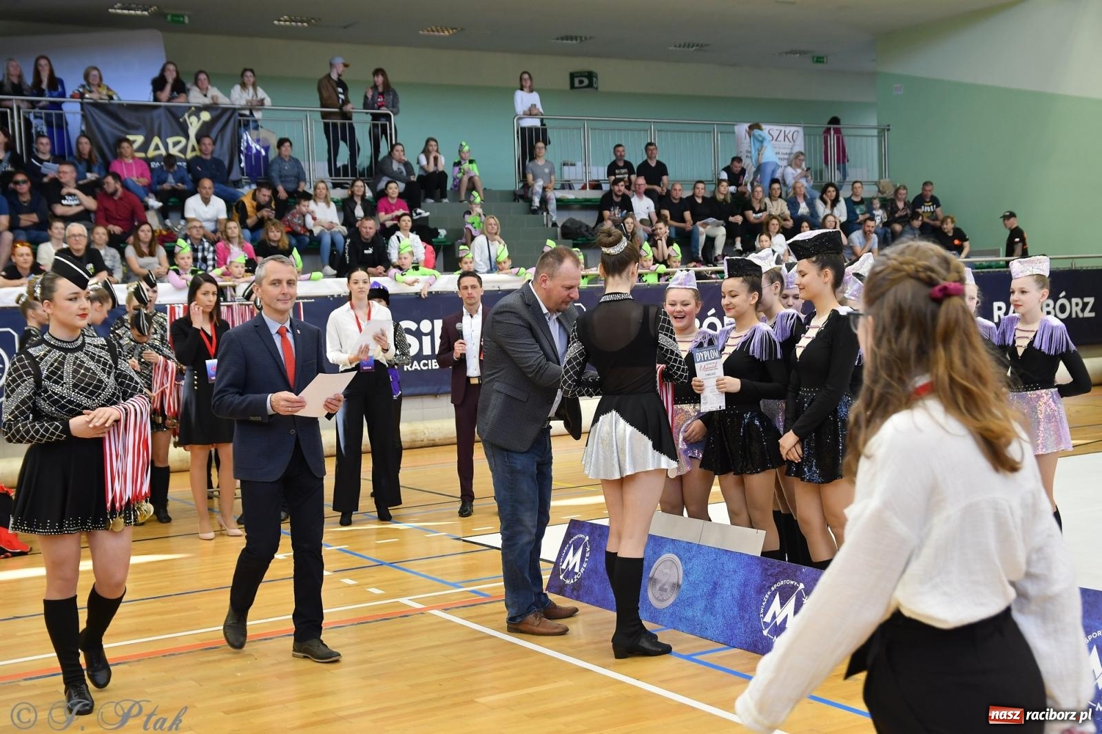 Zdjęcie w galerii na portalu naszraciborz.pl: Mażoretki zawładnęły areną przy Łąkowej. Drugi dzień mistrzostw [FOTO] wiadomości z regionu