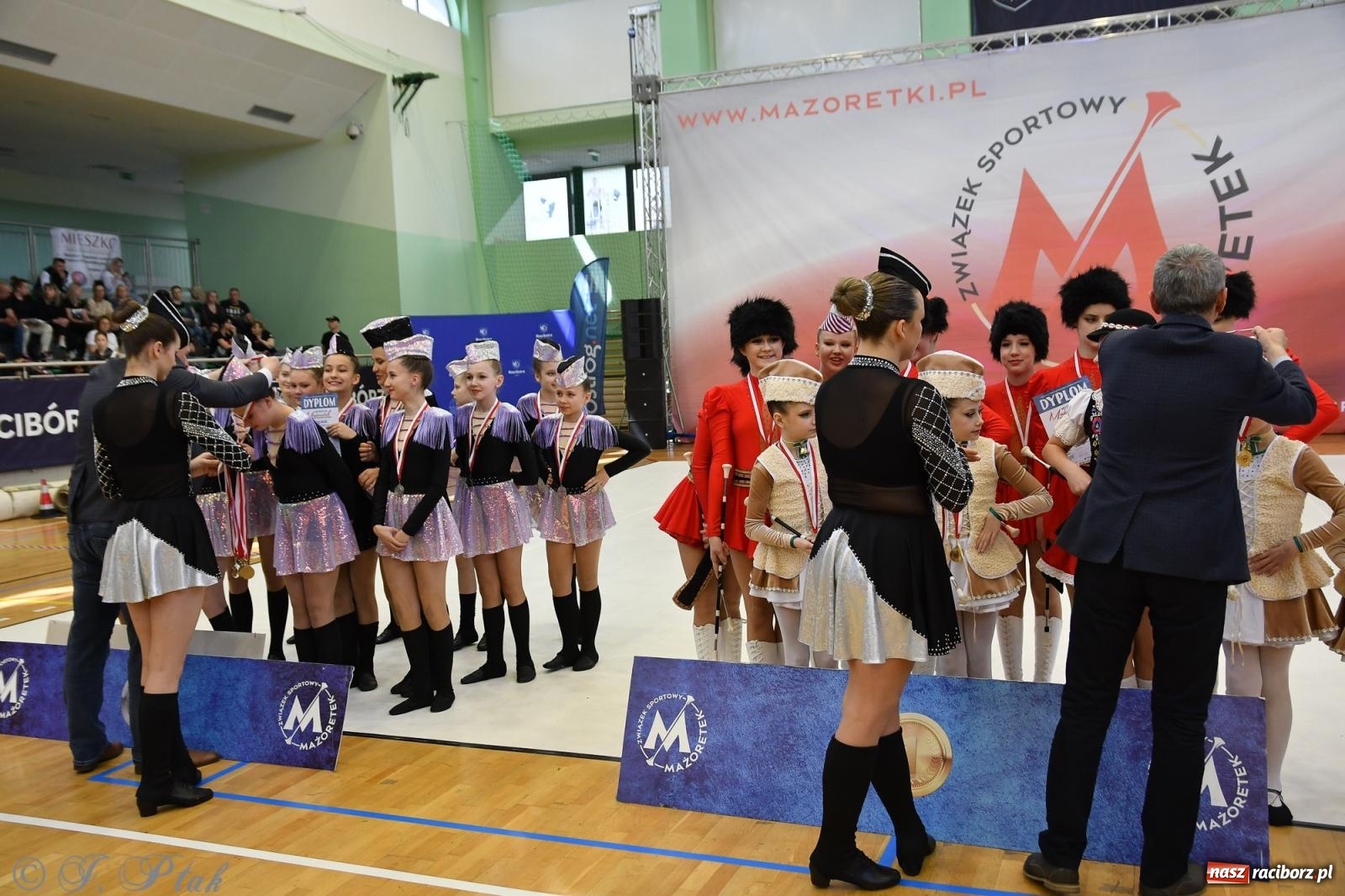 Zdjęcie w galerii na portalu naszraciborz.pl: Mażoretki zawładnęły areną przy Łąkowej. Drugi dzień mistrzostw [FOTO] wiadomości z regionu