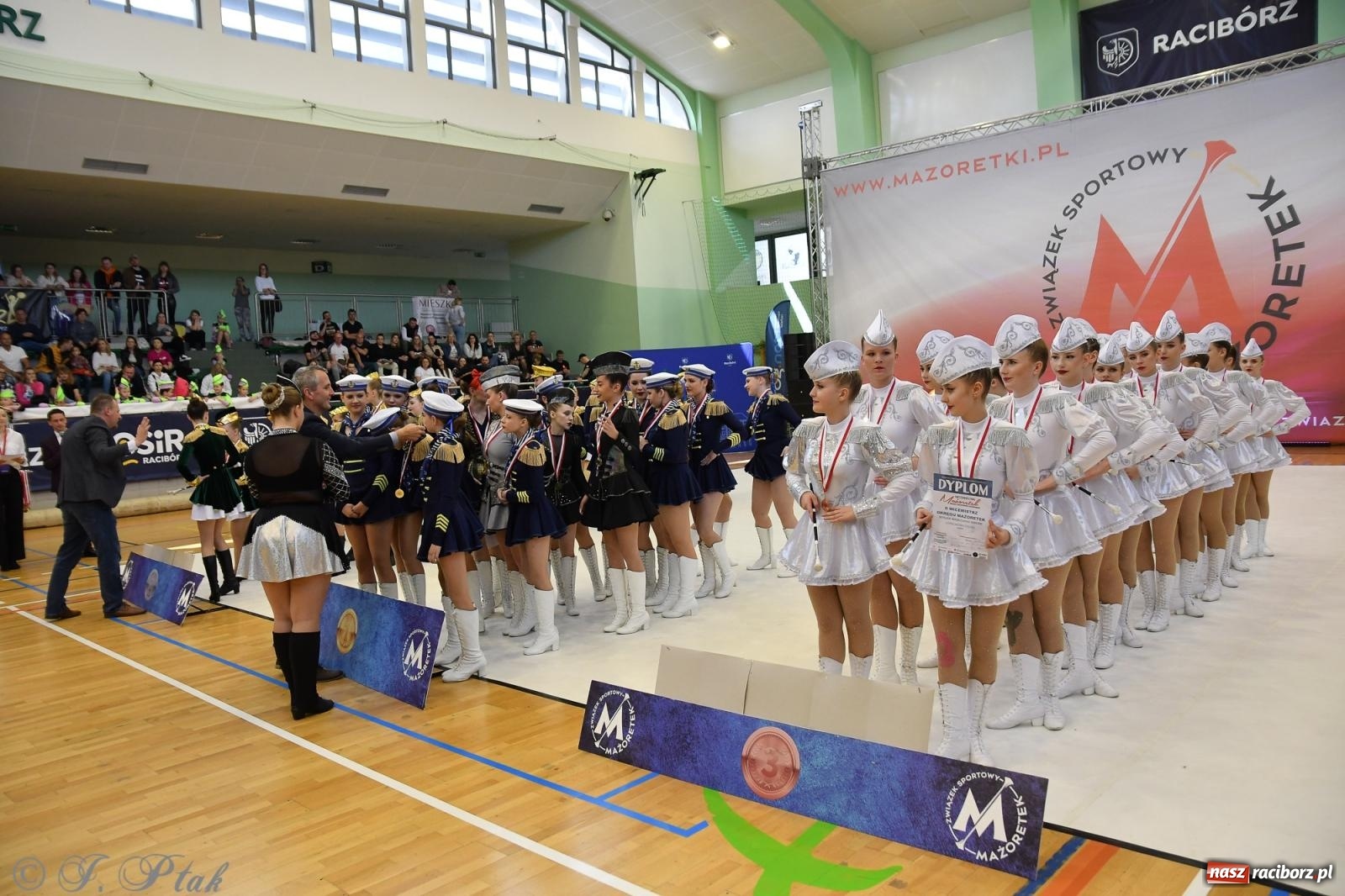 Zdjęcie w galerii na portalu naszraciborz.pl: Mażoretki zawładnęły areną przy Łąkowej. Drugi dzień mistrzostw [FOTO] wiadomości z regionu