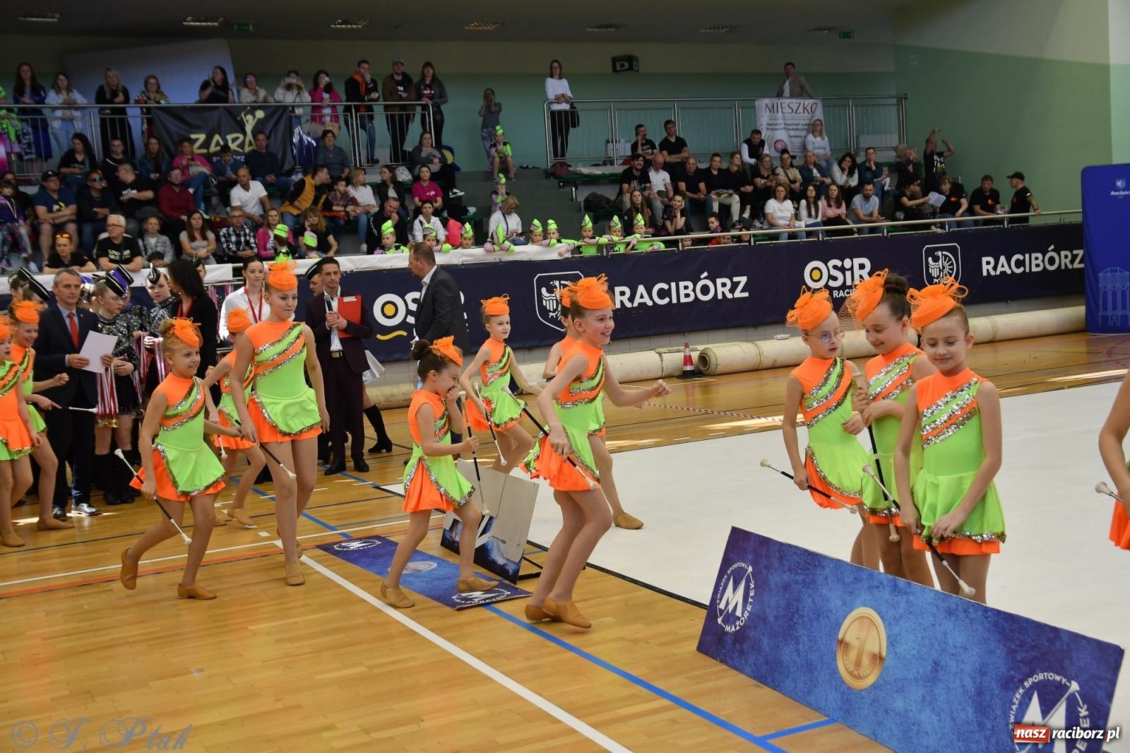 Zdjęcie w galerii na portalu naszraciborz.pl: Mażoretki zawładnęły areną przy Łąkowej. Drugi dzień mistrzostw [FOTO] wiadomości z regionu