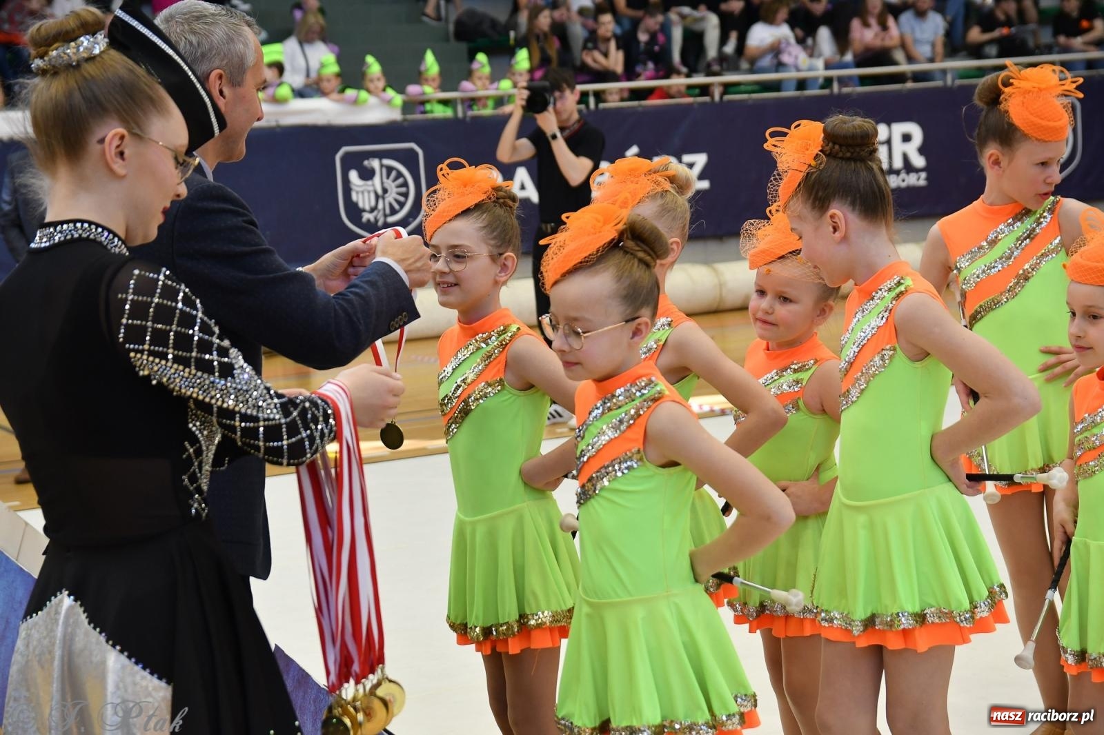 Zdjęcie w galerii na portalu naszraciborz.pl: Mażoretki zawładnęły areną przy Łąkowej. Drugi dzień mistrzostw [FOTO] wiadomości z regionu