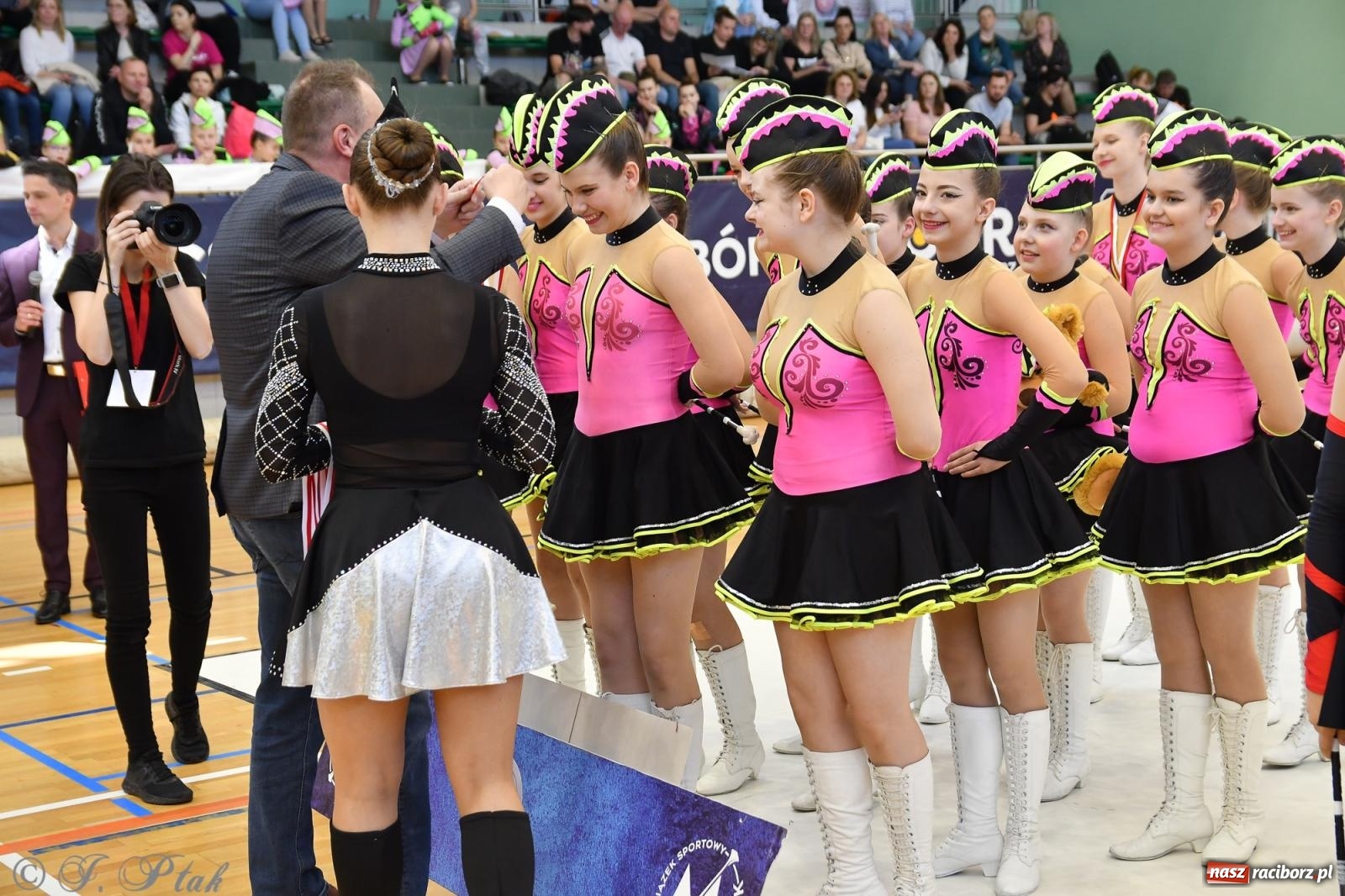 Zdjęcie w galerii na portalu naszraciborz.pl: Mażoretki zawładnęły areną przy Łąkowej. Drugi dzień mistrzostw [FOTO] wiadomości z regionu