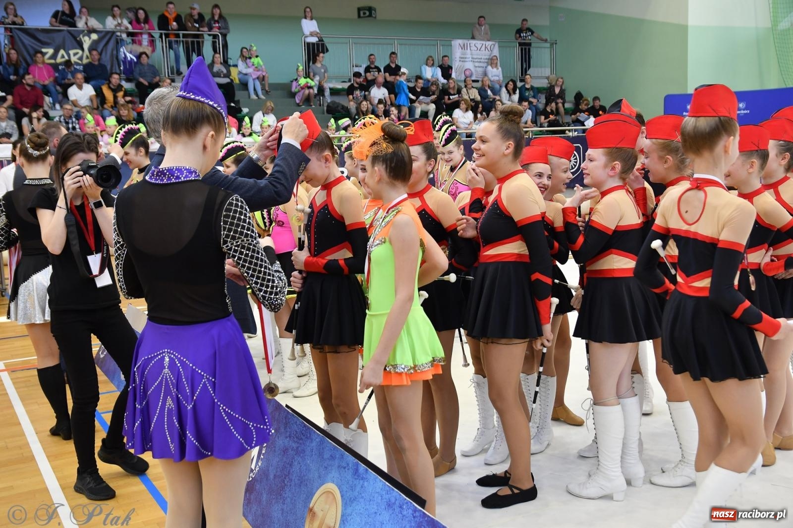 Zdjęcie w galerii na portalu naszraciborz.pl: Mażoretki zawładnęły areną przy Łąkowej. Drugi dzień mistrzostw [FOTO] wiadomości z regionu