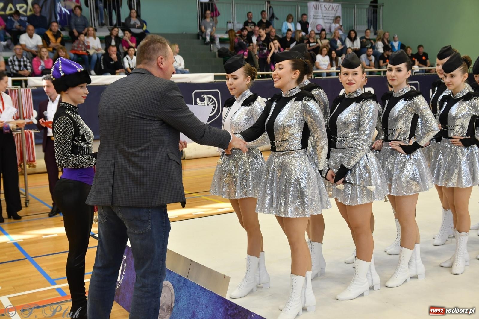 Zdjęcie w galerii na portalu naszraciborz.pl: Mażoretki zawładnęły areną przy Łąkowej. Drugi dzień mistrzostw [FOTO] wiadomości z regionu