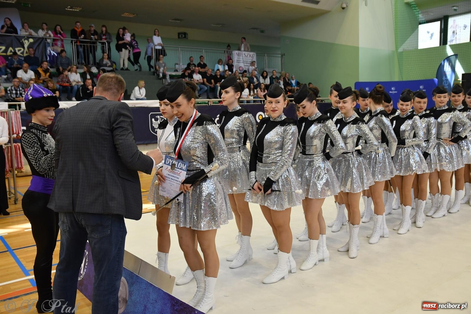 Zdjęcie w galerii na portalu naszraciborz.pl: Mażoretki zawładnęły areną przy Łąkowej. Drugi dzień mistrzostw [FOTO] wiadomości z regionu