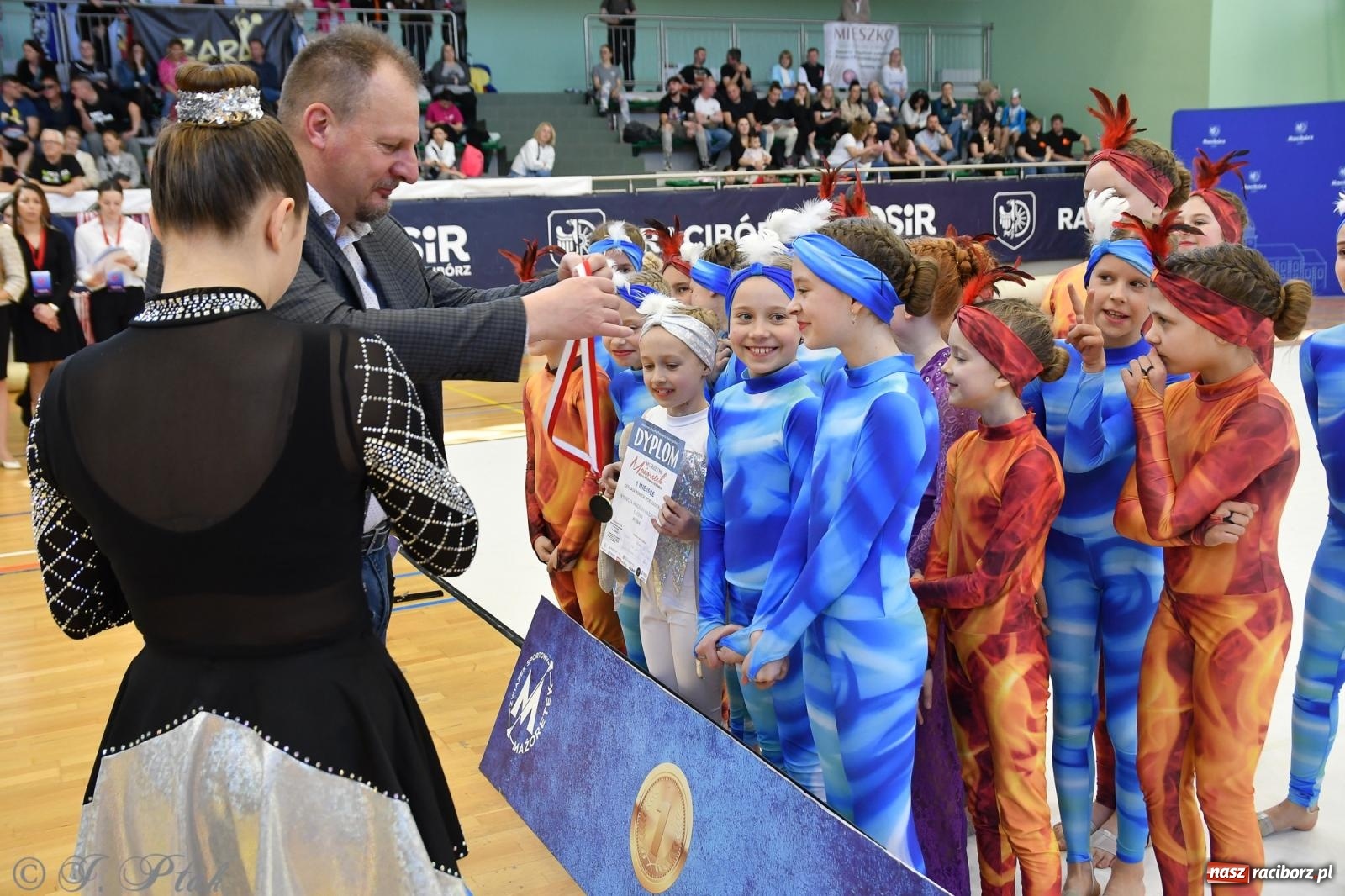 Zdjęcie w galerii na portalu naszraciborz.pl: Mażoretki zawładnęły areną przy Łąkowej. Drugi dzień mistrzostw [FOTO] wiadomości z regionu