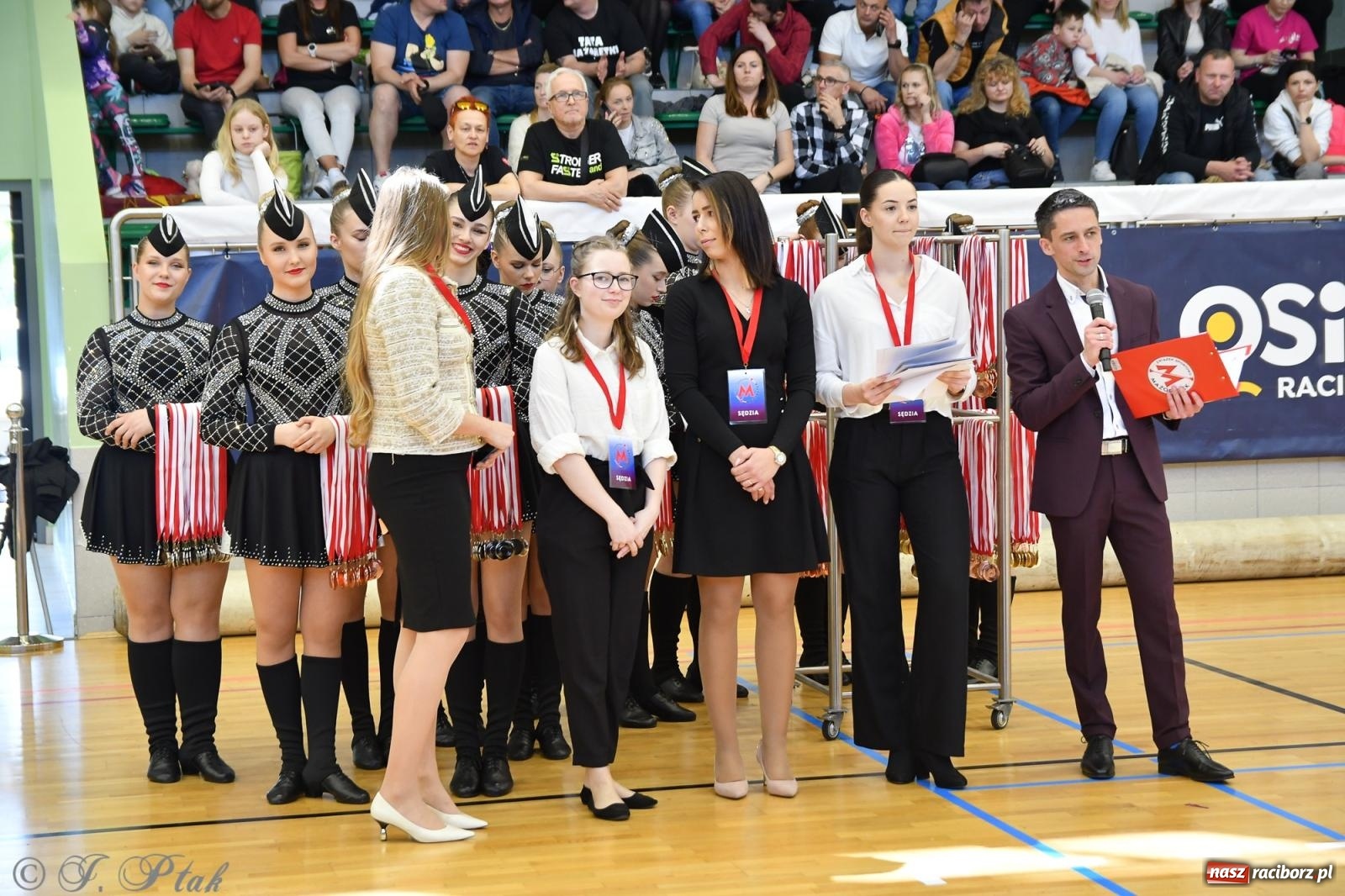 Zdjęcie w galerii na portalu naszraciborz.pl: Mażoretki zawładnęły areną przy Łąkowej. Drugi dzień mistrzostw [FOTO] wiadomości z regionu