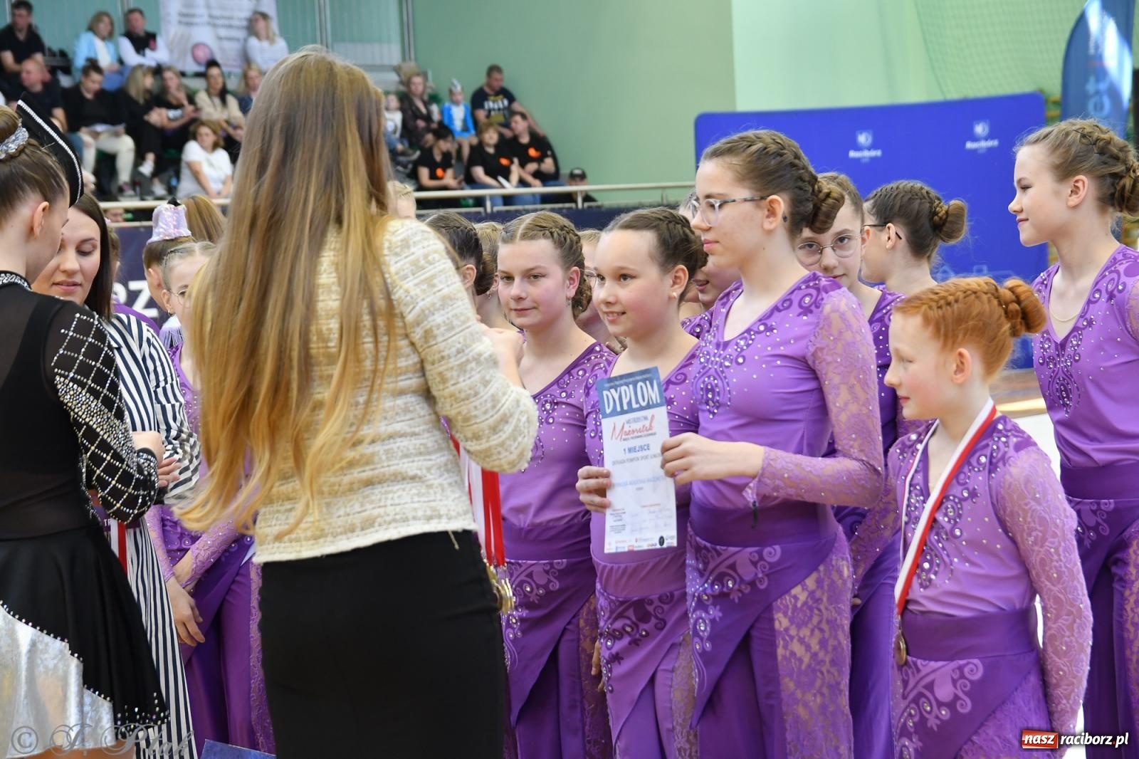 Zdjęcie w galerii na portalu naszraciborz.pl: Mażoretki zawładnęły areną przy Łąkowej. Drugi dzień mistrzostw [FOTO] wiadomości z regionu