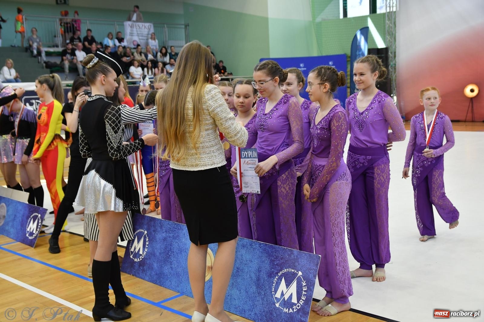 Zdjęcie w galerii na portalu naszraciborz.pl: Mażoretki zawładnęły areną przy Łąkowej. Drugi dzień mistrzostw [FOTO] wiadomości z regionu