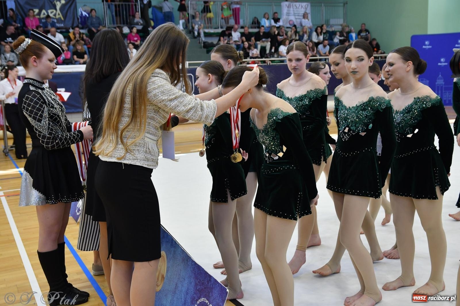 Zdjęcie w galerii na portalu naszraciborz.pl: Mażoretki zawładnęły areną przy Łąkowej. Drugi dzień mistrzostw [FOTO] wiadomości z regionu