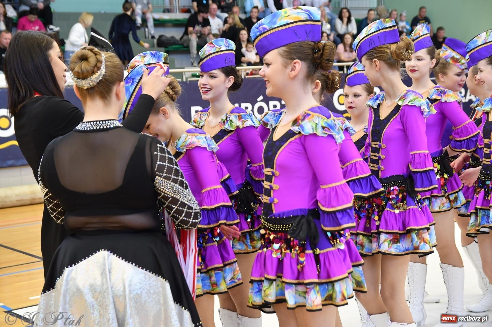 Zdjęcie w galerii na portalu naszraciborz.pl: Mażoretki zawładnęły areną przy Łąkowej. Drugi dzień mistrzostw [FOTO] wiadomości z regionu