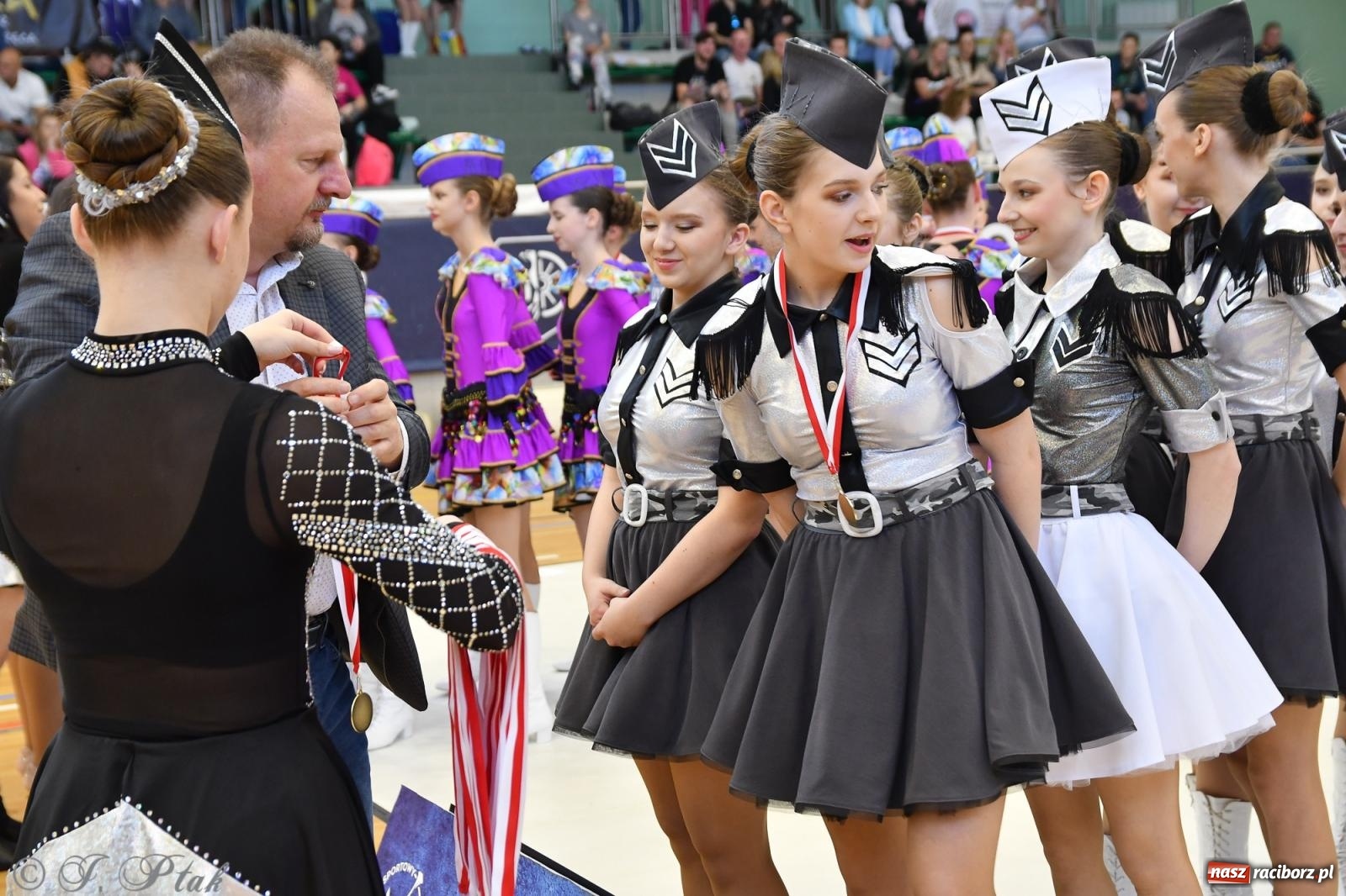 Zdjęcie w galerii na portalu naszraciborz.pl: Mażoretki zawładnęły areną przy Łąkowej. Drugi dzień mistrzostw [FOTO] wiadomości z regionu