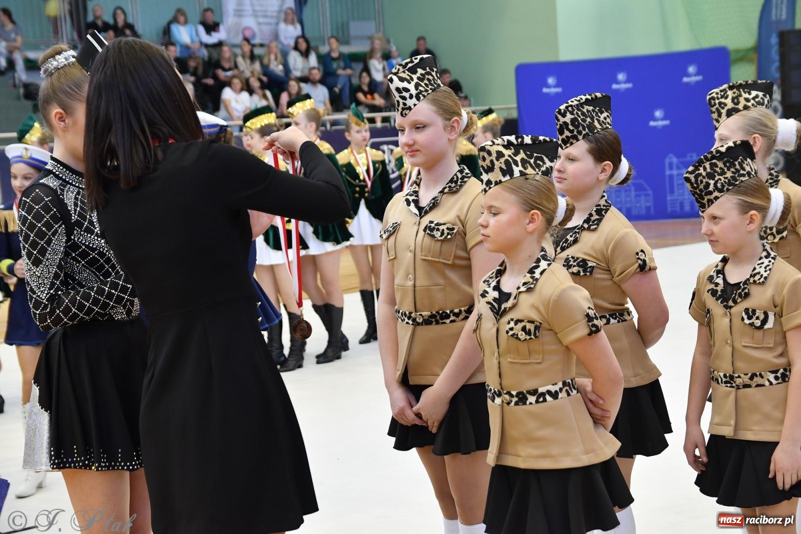 Zdjęcie w galerii na portalu naszraciborz.pl: Mażoretki zawładnęły areną przy Łąkowej. Drugi dzień mistrzostw [FOTO] wiadomości z regionu