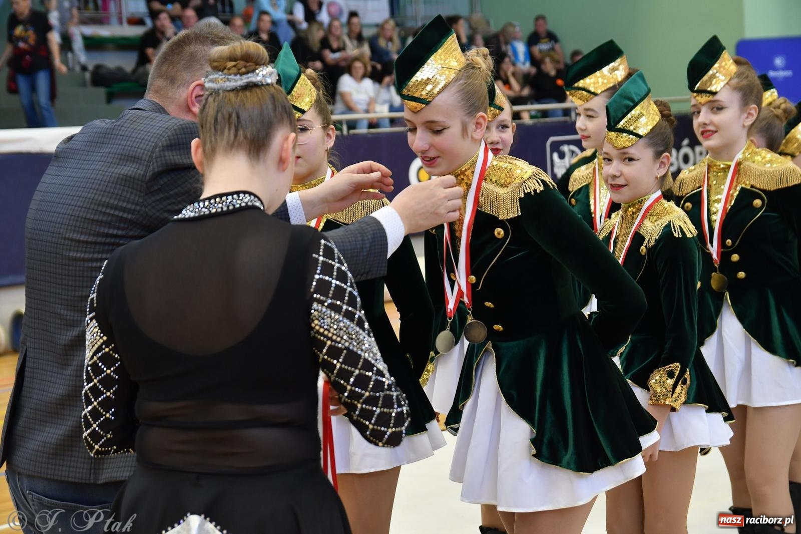 Zdjęcie w galerii na portalu naszraciborz.pl: Mażoretki zawładnęły areną przy Łąkowej. Drugi dzień mistrzostw [FOTO] wiadomości z regionu