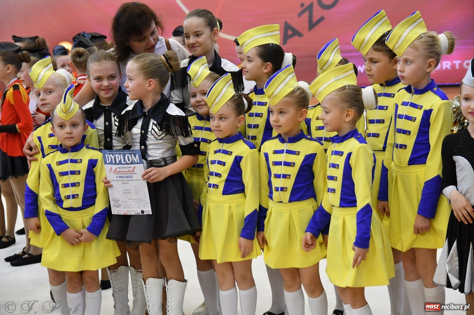 Zdjęcie w galerii na portalu naszraciborz.pl: Mażoretki zawładnęły areną przy Łąkowej. Drugi dzień mistrzostw [FOTO] wiadomości z regionu