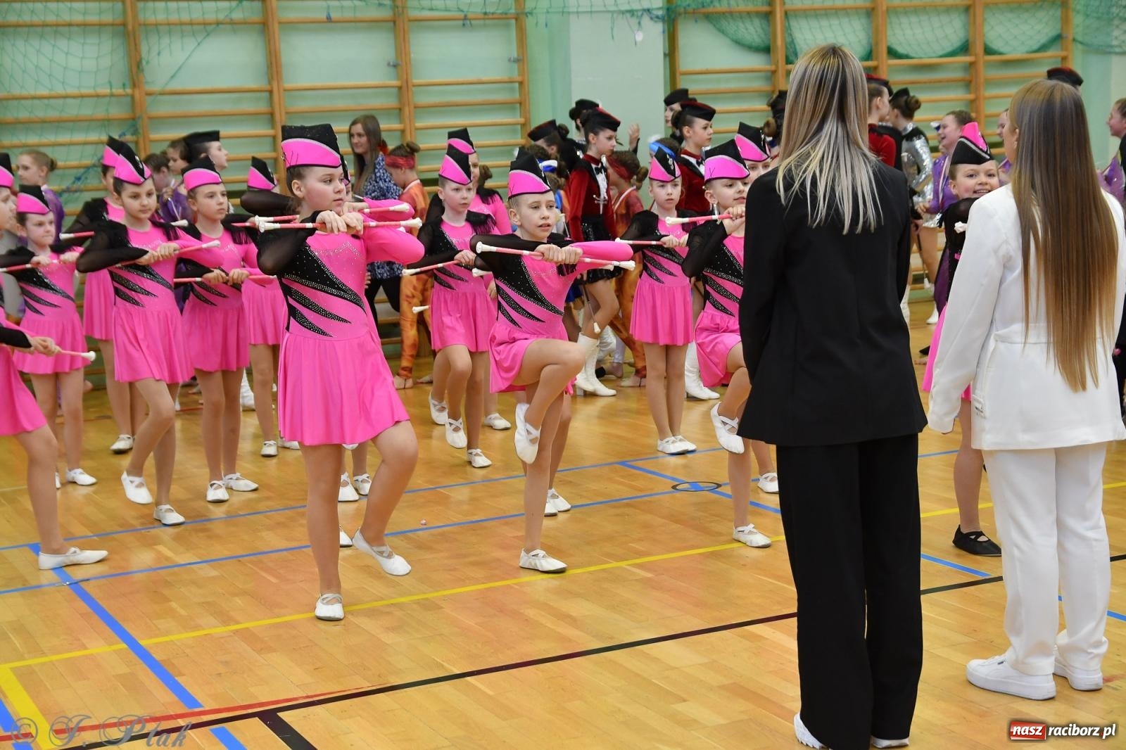Zdjęcie w galerii na portalu naszraciborz.pl: Mażoretki zawładnęły areną przy Łąkowej. Drugi dzień mistrzostw [FOTO] wiadomości z regionu
