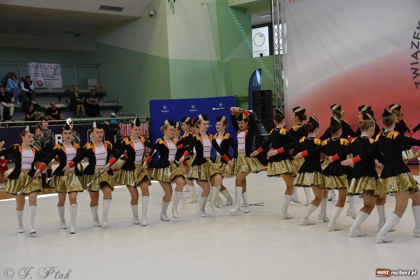 Zdjęcie w galerii na portalu naszraciborz.pl: Mażoretki zawładnęły areną przy Łąkowej. Drugi dzień mistrzostw [FOTO] wiadomości z regionu