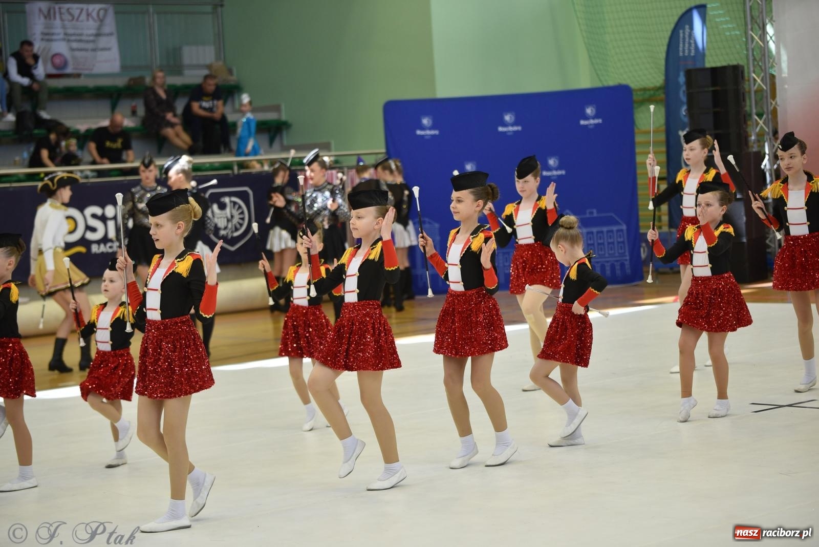 Zdjęcie w galerii na portalu naszraciborz.pl: Mażoretki zawładnęły areną przy Łąkowej. Drugi dzień mistrzostw [FOTO] wiadomości z regionu