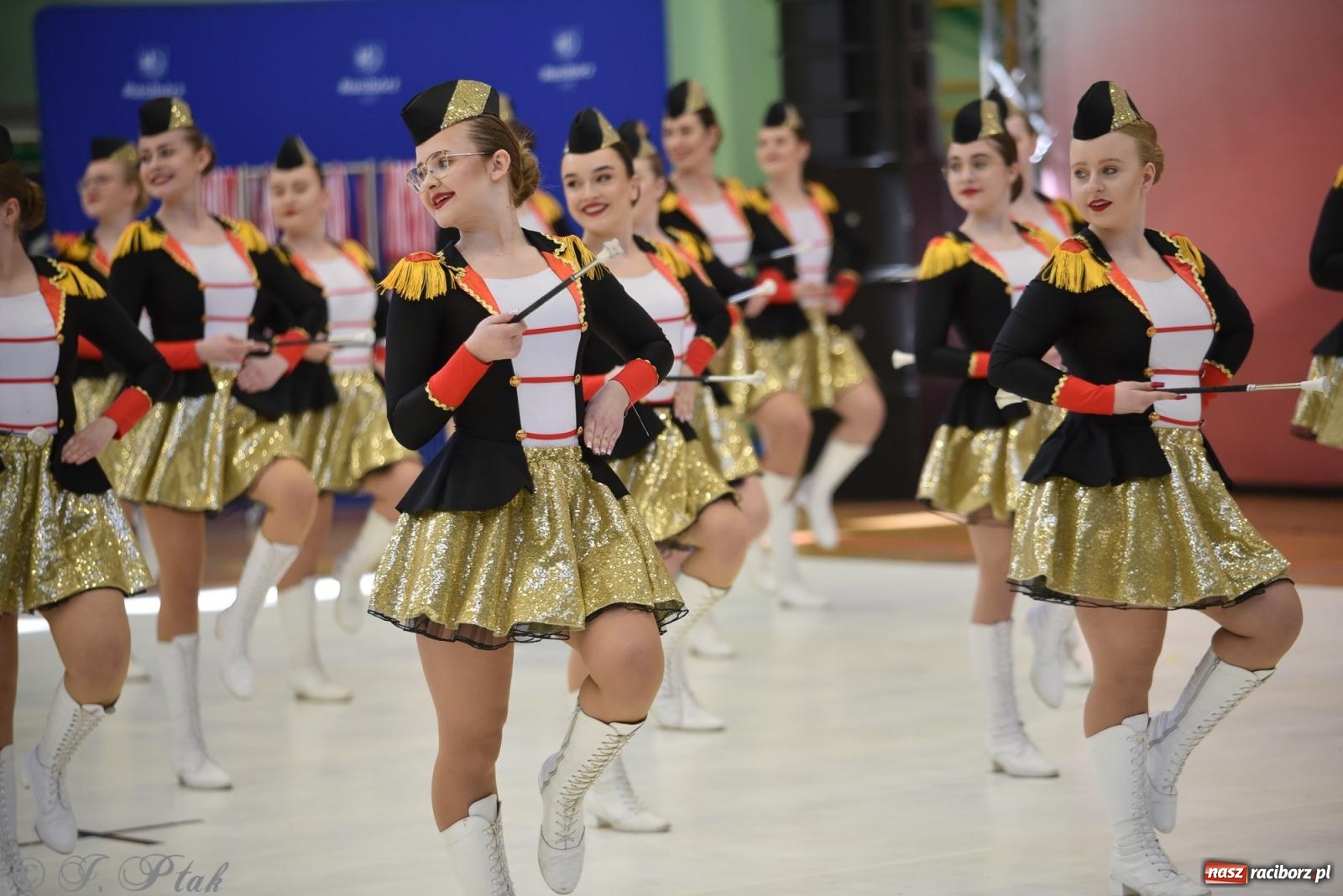 Zdjęcie w galerii na portalu naszraciborz.pl: Mażoretki zawładnęły areną przy Łąkowej. Drugi dzień mistrzostw [FOTO] wiadomości z regionu