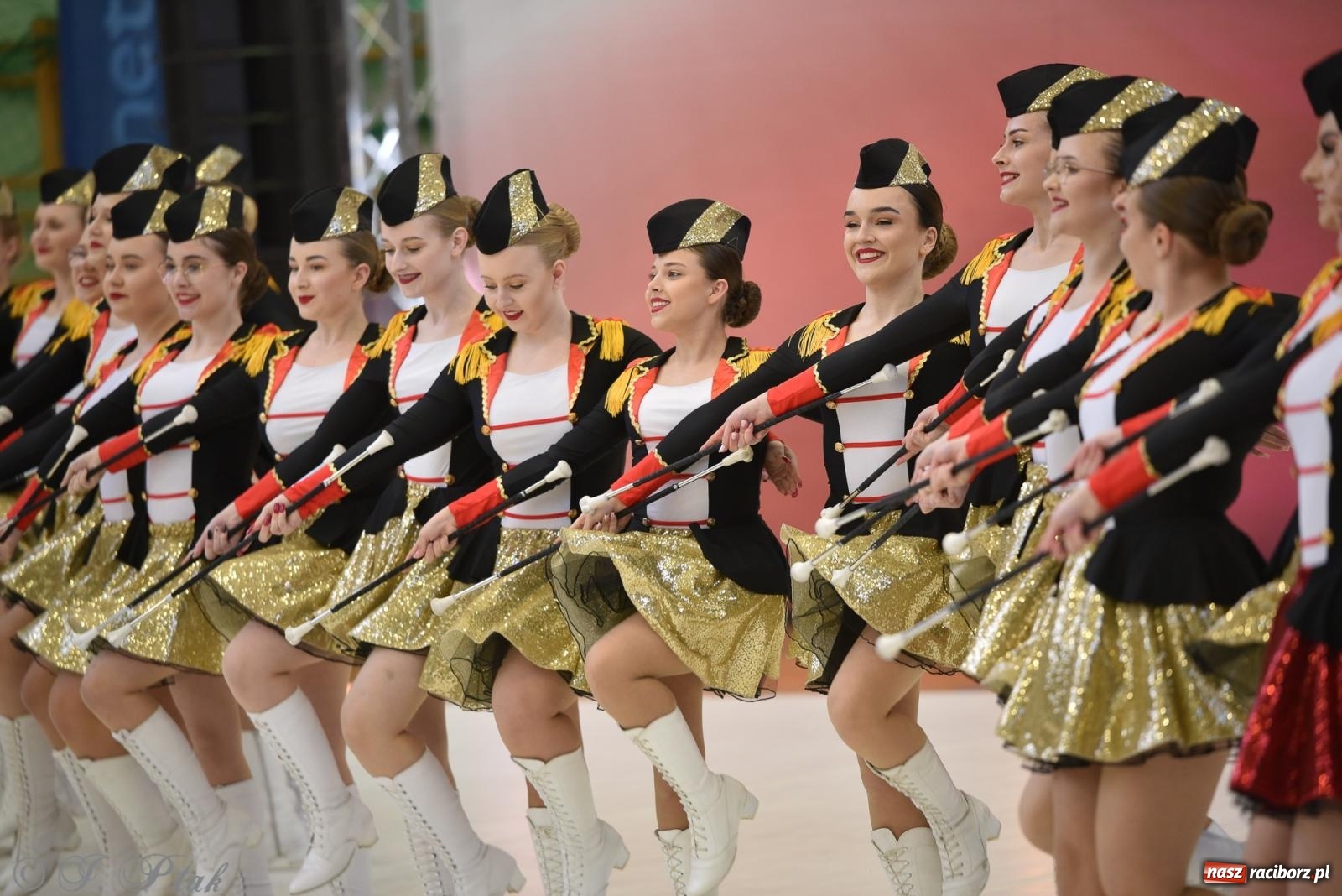 Zdjęcie w galerii na portalu naszraciborz.pl: Mażoretki zawładnęły areną przy Łąkowej. Drugi dzień mistrzostw [FOTO] wiadomości z regionu