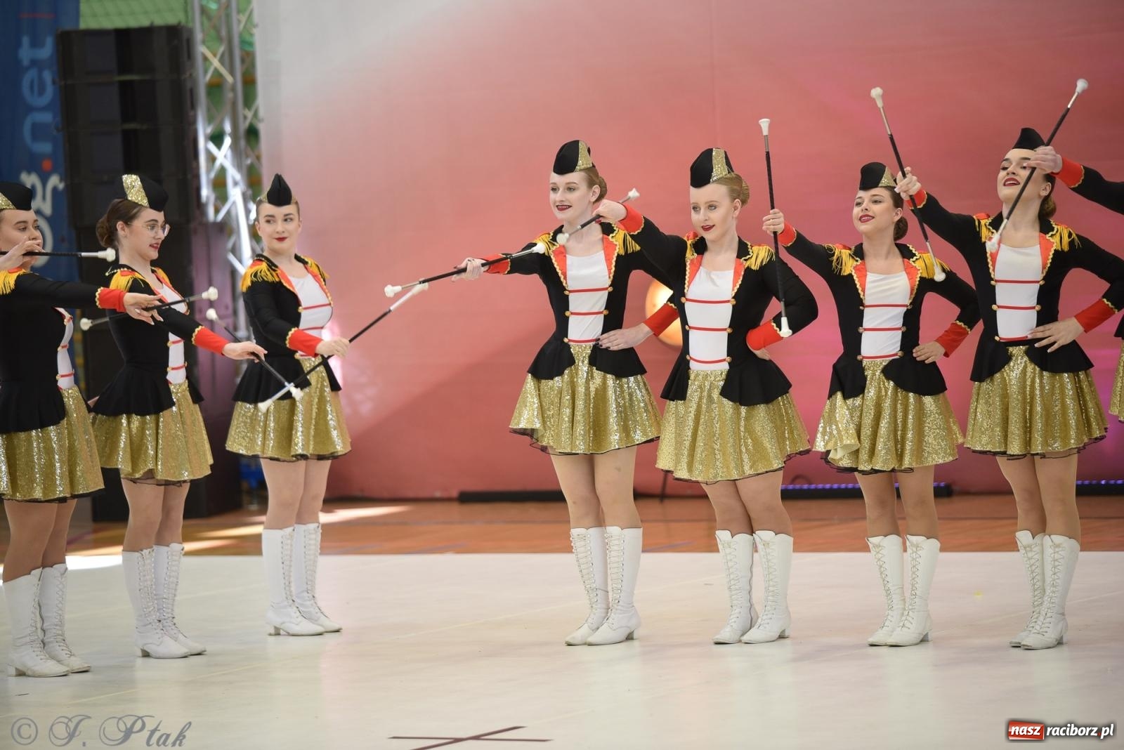 Zdjęcie w galerii na portalu naszraciborz.pl: Mażoretki zawładnęły areną przy Łąkowej. Drugi dzień mistrzostw [FOTO] wiadomości z regionu