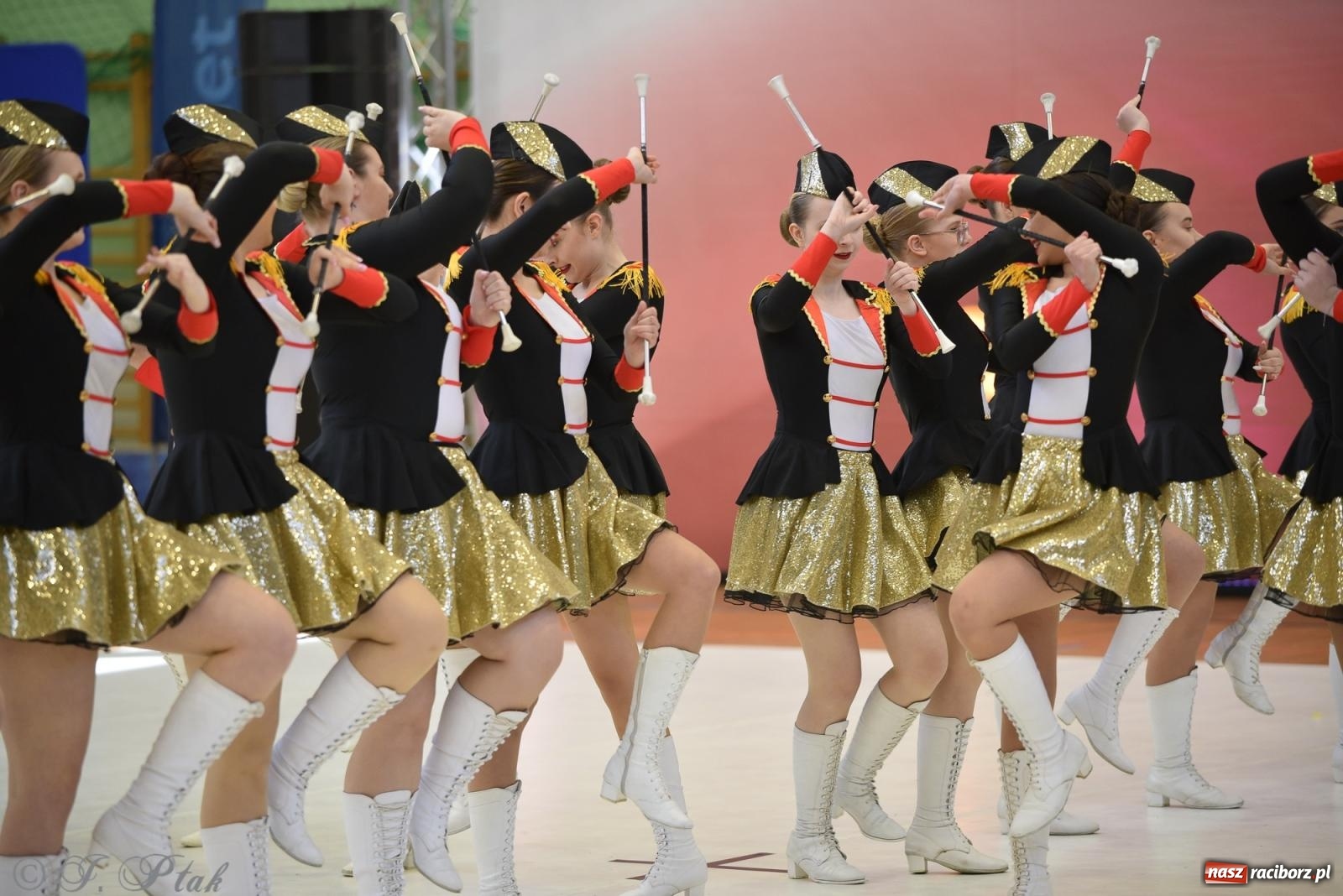 Zdjęcie w galerii na portalu naszraciborz.pl: Mażoretki zawładnęły areną przy Łąkowej. Drugi dzień mistrzostw [FOTO] wiadomości z regionu